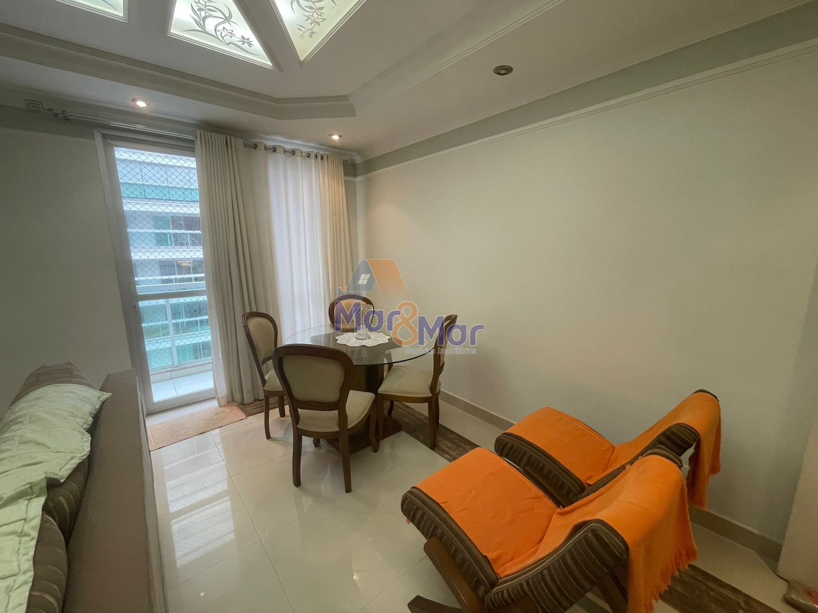 Apartamento na Praia das Pitangueiras, Guarujá - SP