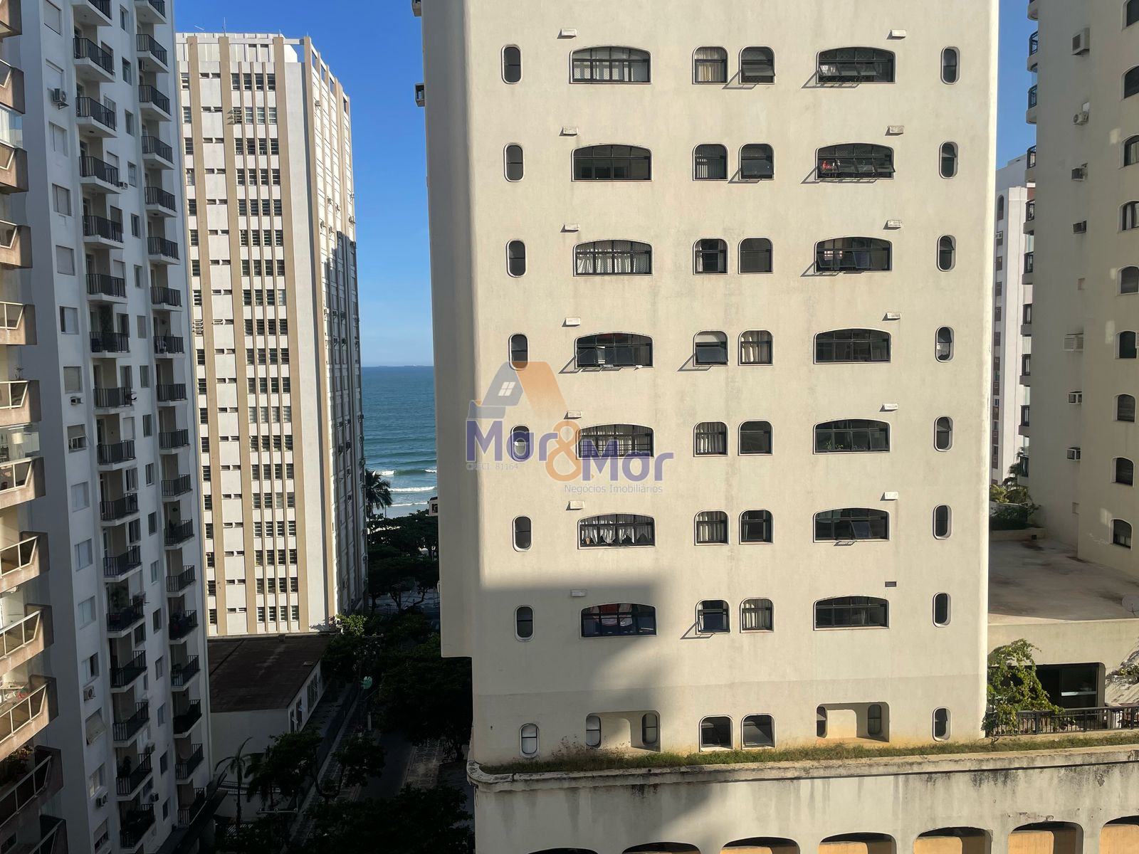 Apartamento na Praia das Pitangueiras, Guarujá - SP