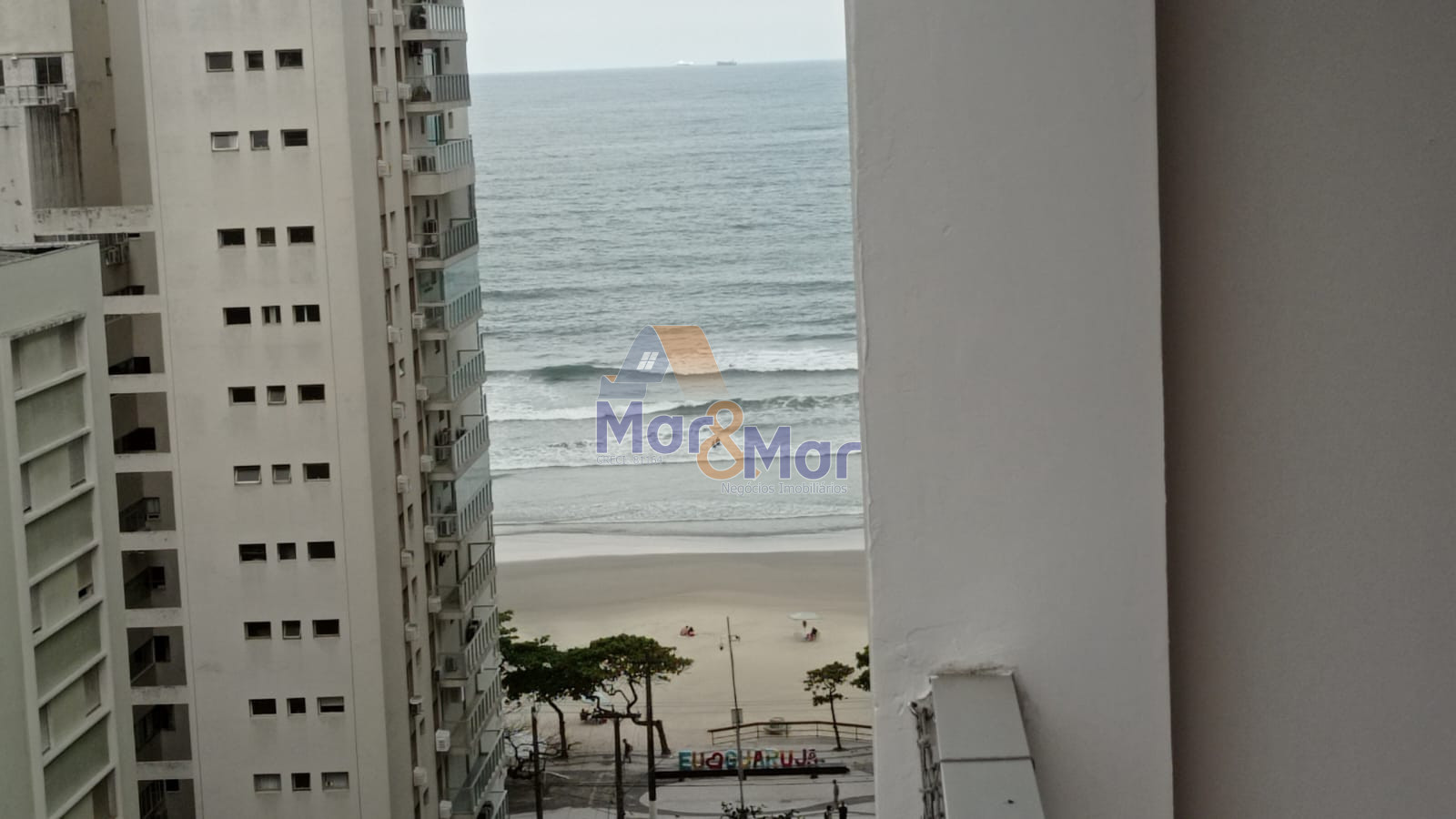 Apartamento na Praia das Pitangueiras, Guarujá - SP