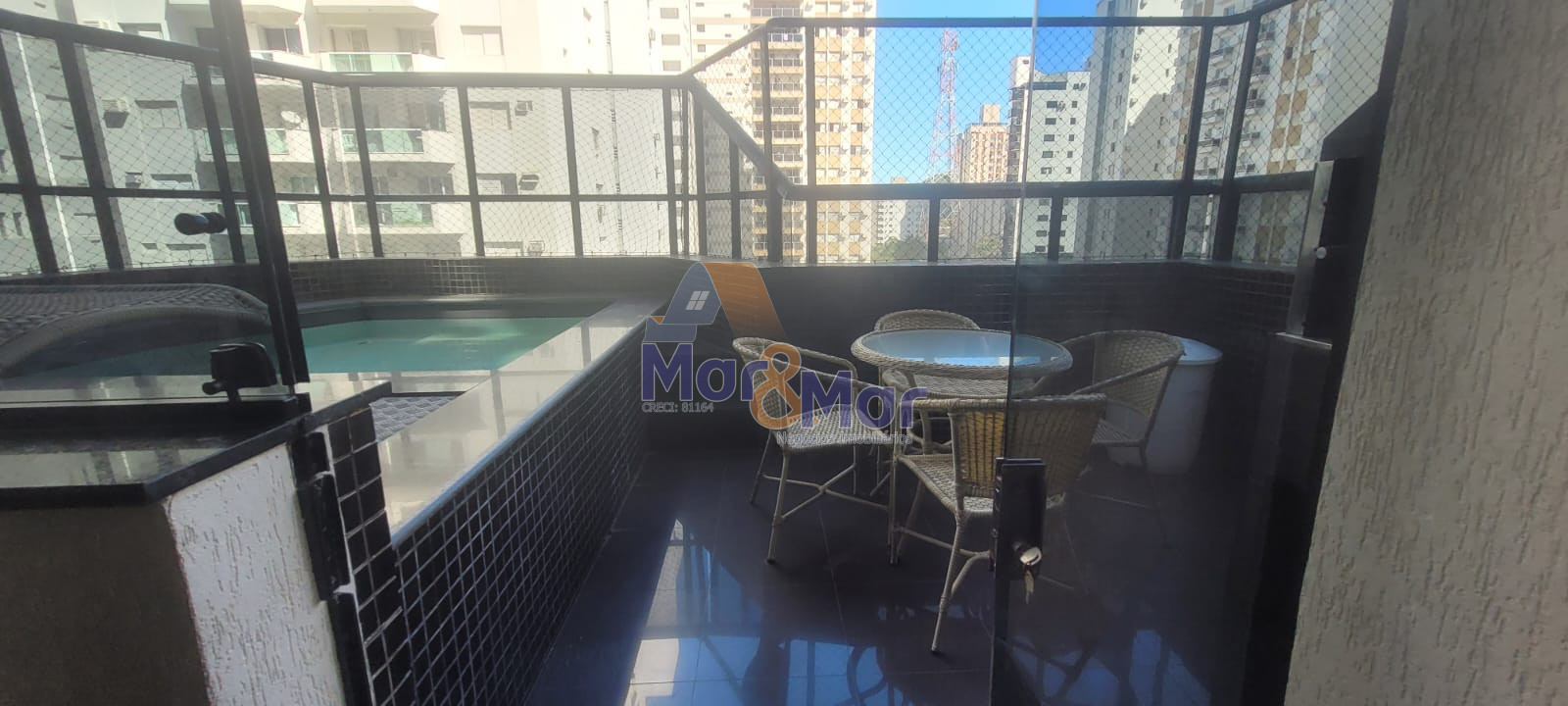 Duplex à Venda na Praia das Pitangueiras - Guarujá