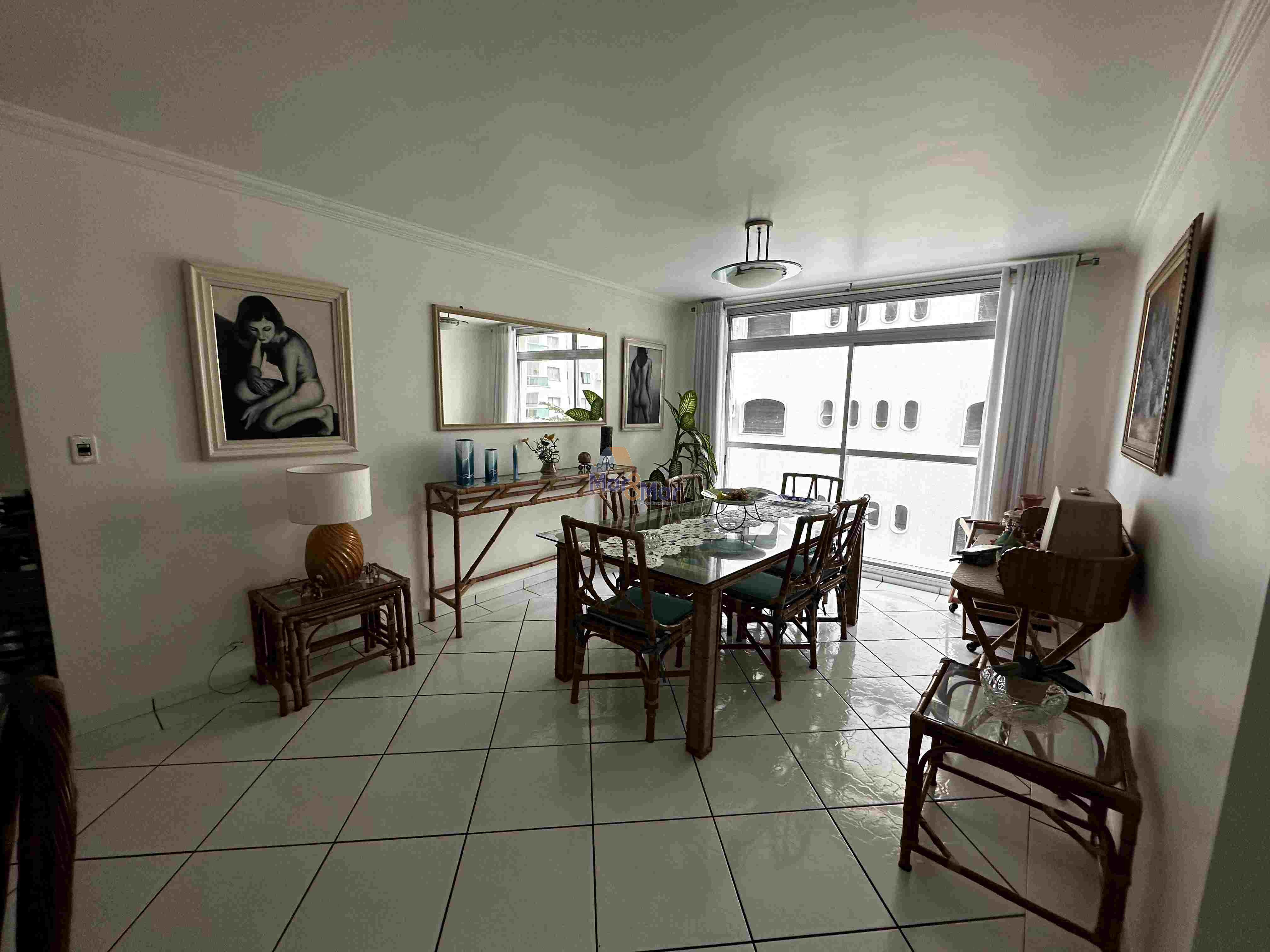 Apartamento na Praia das Pitangueiras, Guarujá - SP