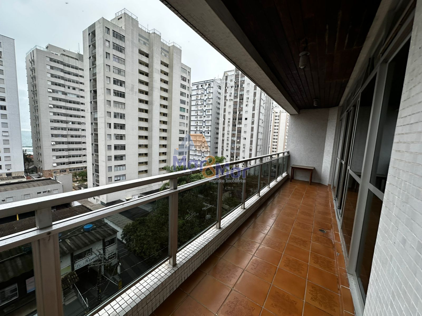 Apartamento na Praia das Pitangueiras, Guarujá - SP