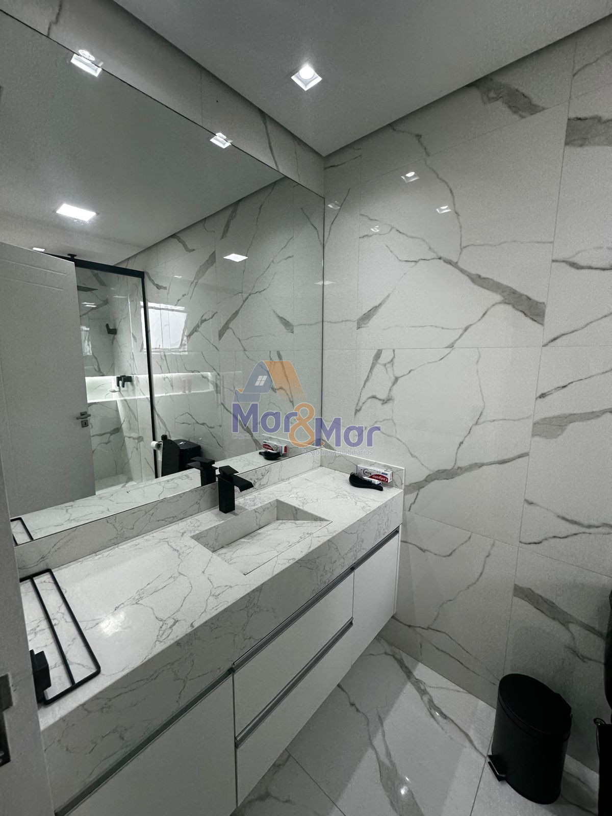 Apartamento na Praia das Pitangueiras, Guarujá - SP