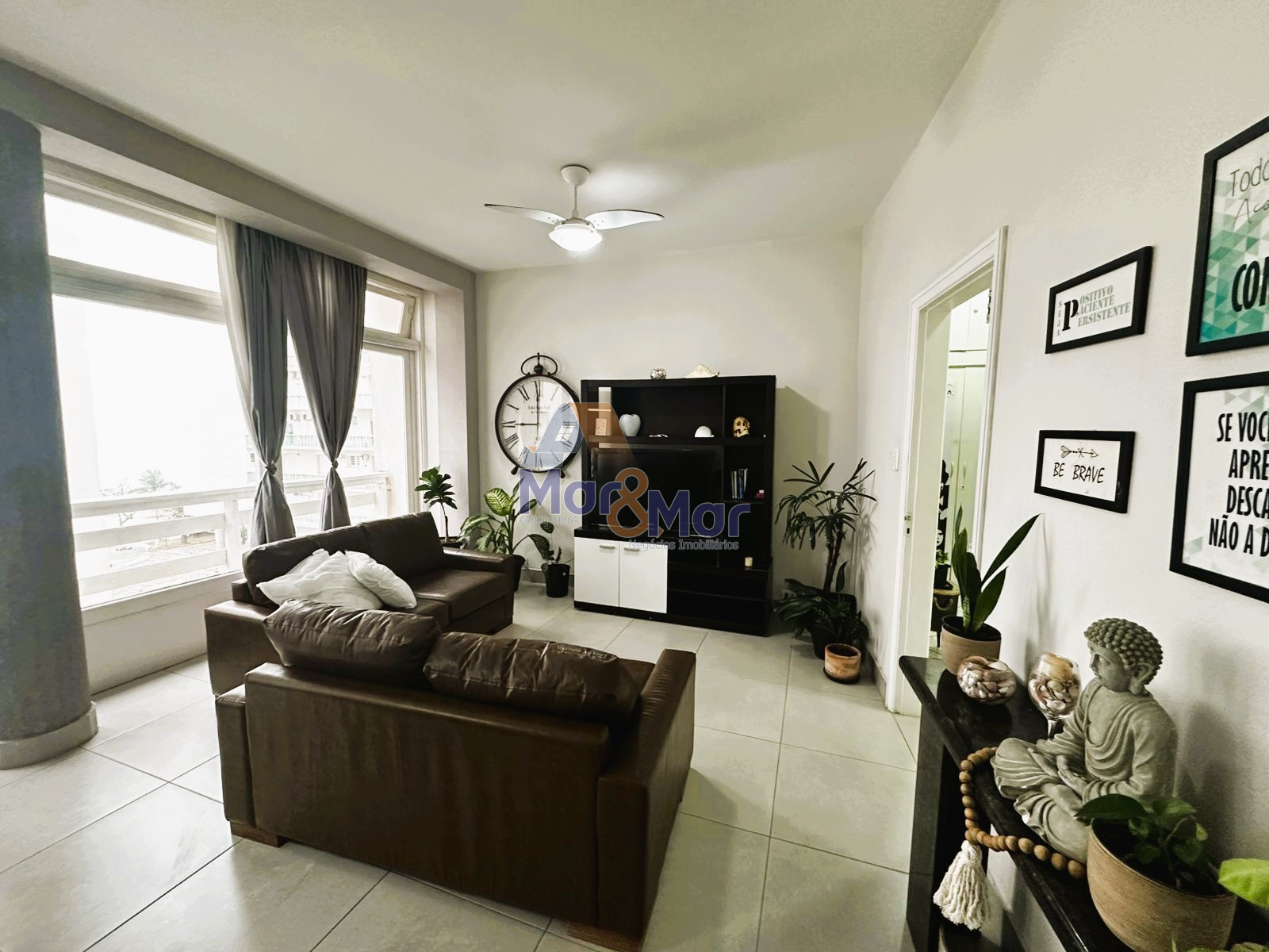 Apartamento na Praia das Pitangueiras, Guarujá - SP