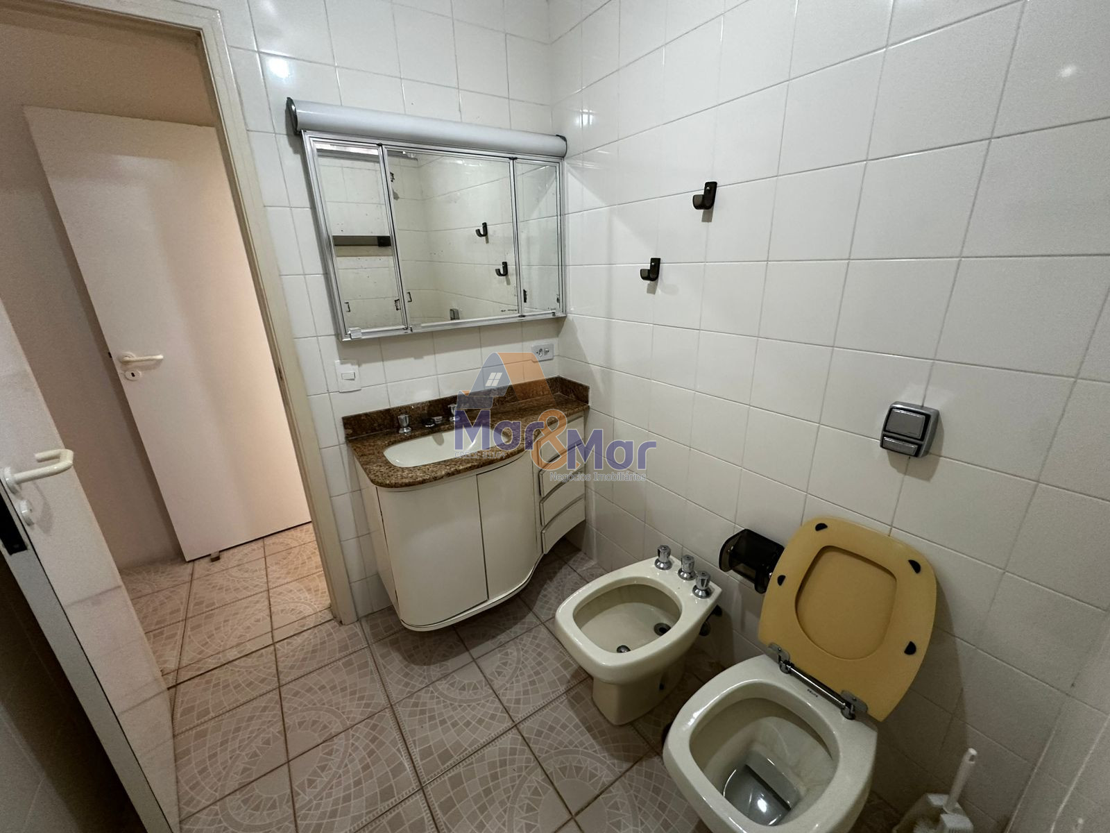 Apartamento na Praia das Pitangueiras, Guarujá - SP