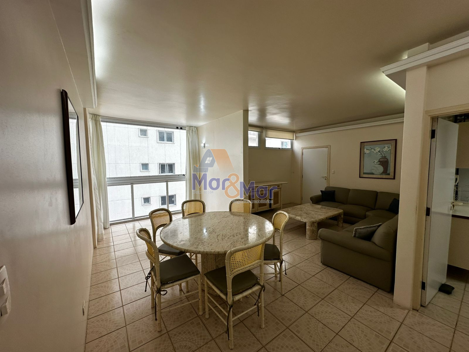 Apartamento na Praia das Pitangueiras, Guarujá - SP