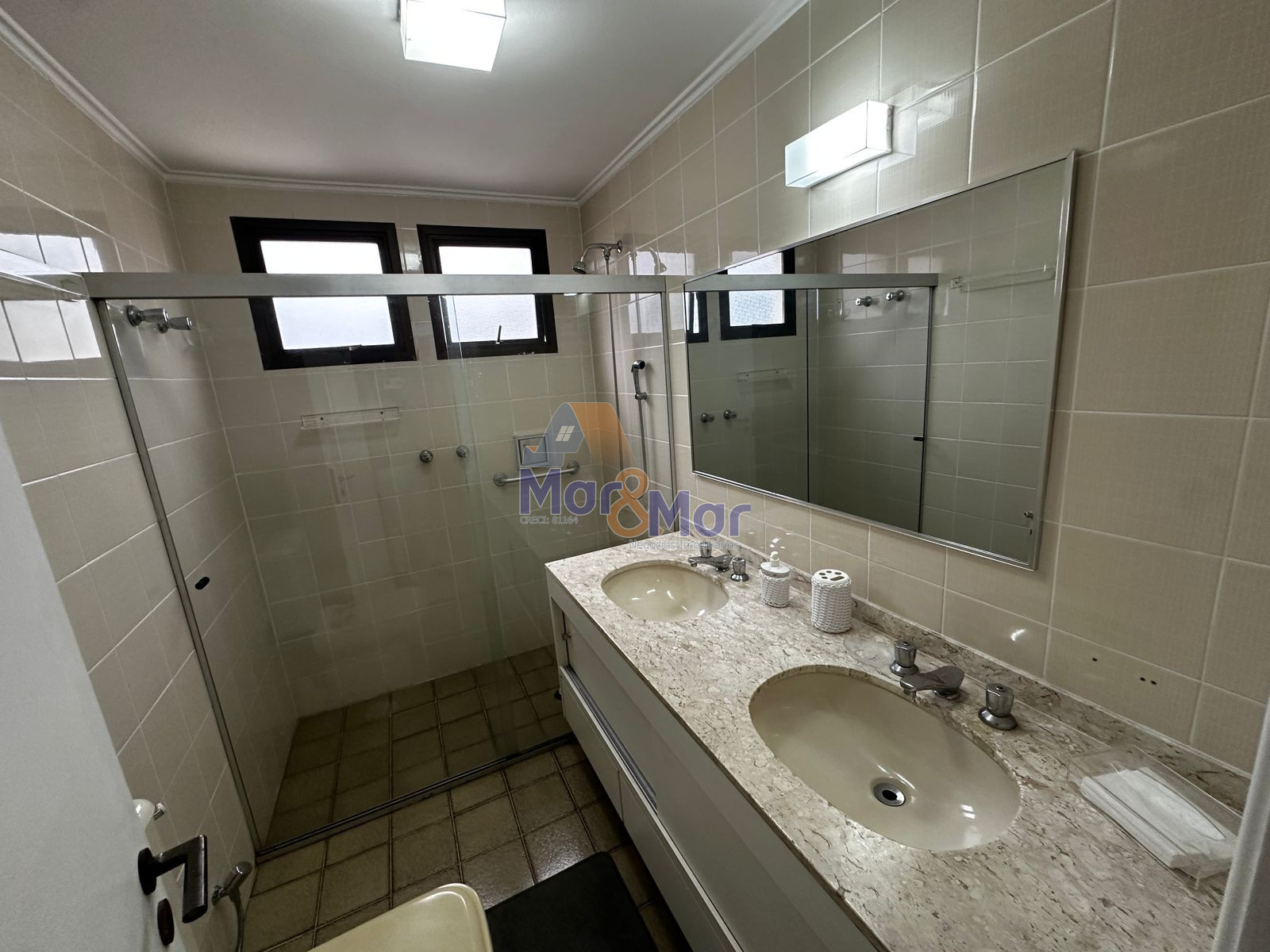 Apartamento na Praia das Pitangueiras, Guarujá - SP