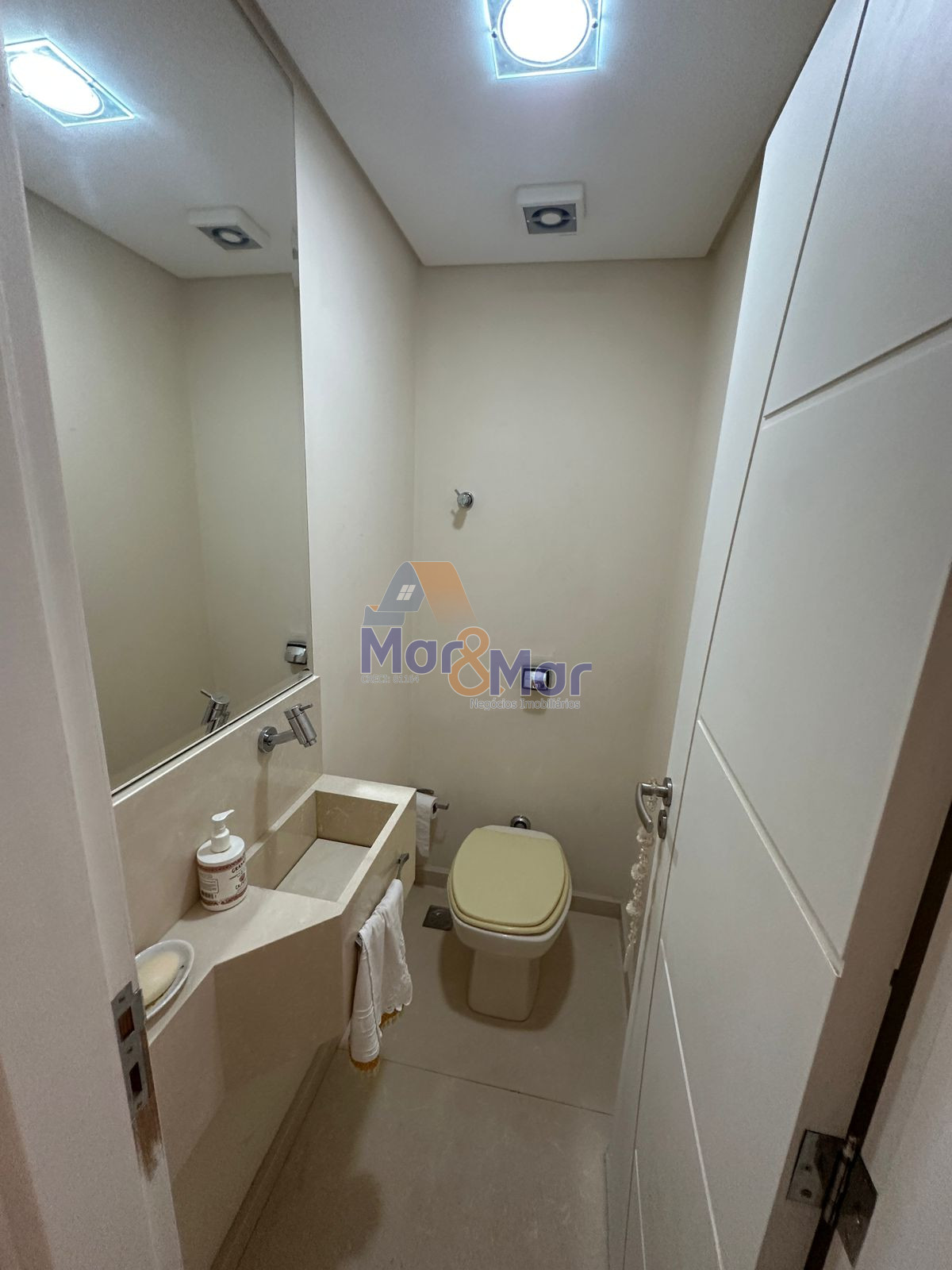 Apartamento na Praia das Pitangueiras, Guarujá - SP