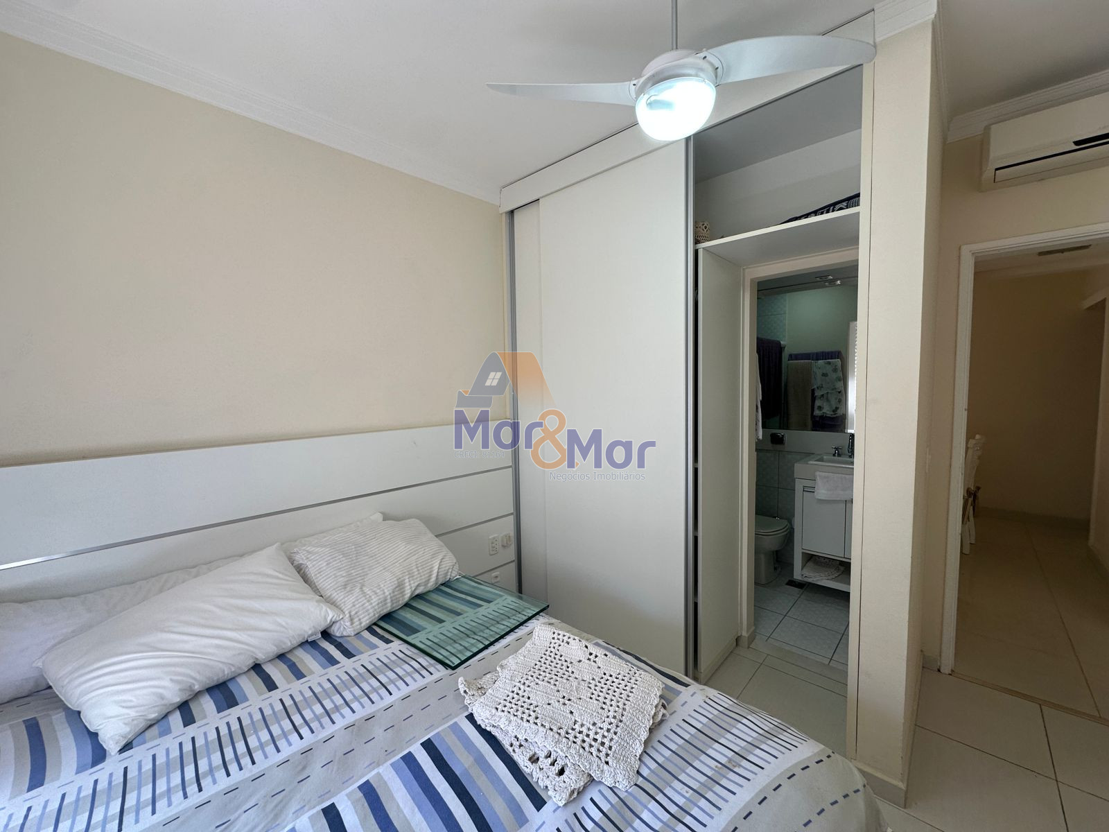 Apartamento na Praia das Pitangueiras, Guarujá - SP