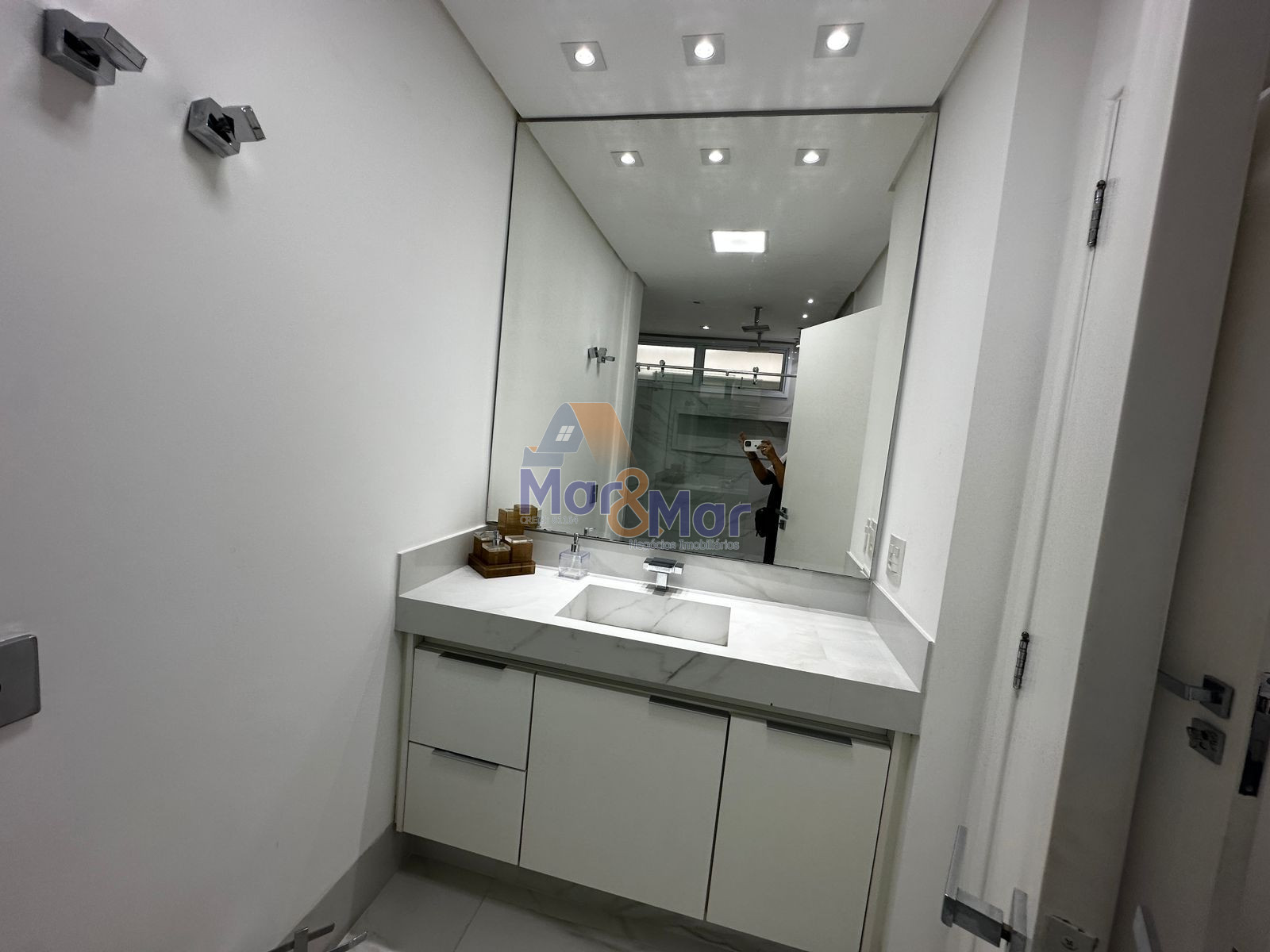 Apartamento Frente ao Mar nas Pitangueiras, Guarujá - SP
