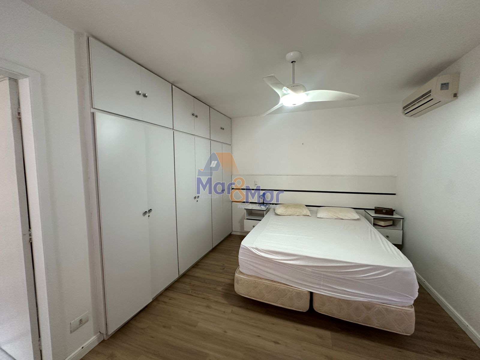 Apartamento na Praia das Pitangueiras, Guarujá - SP