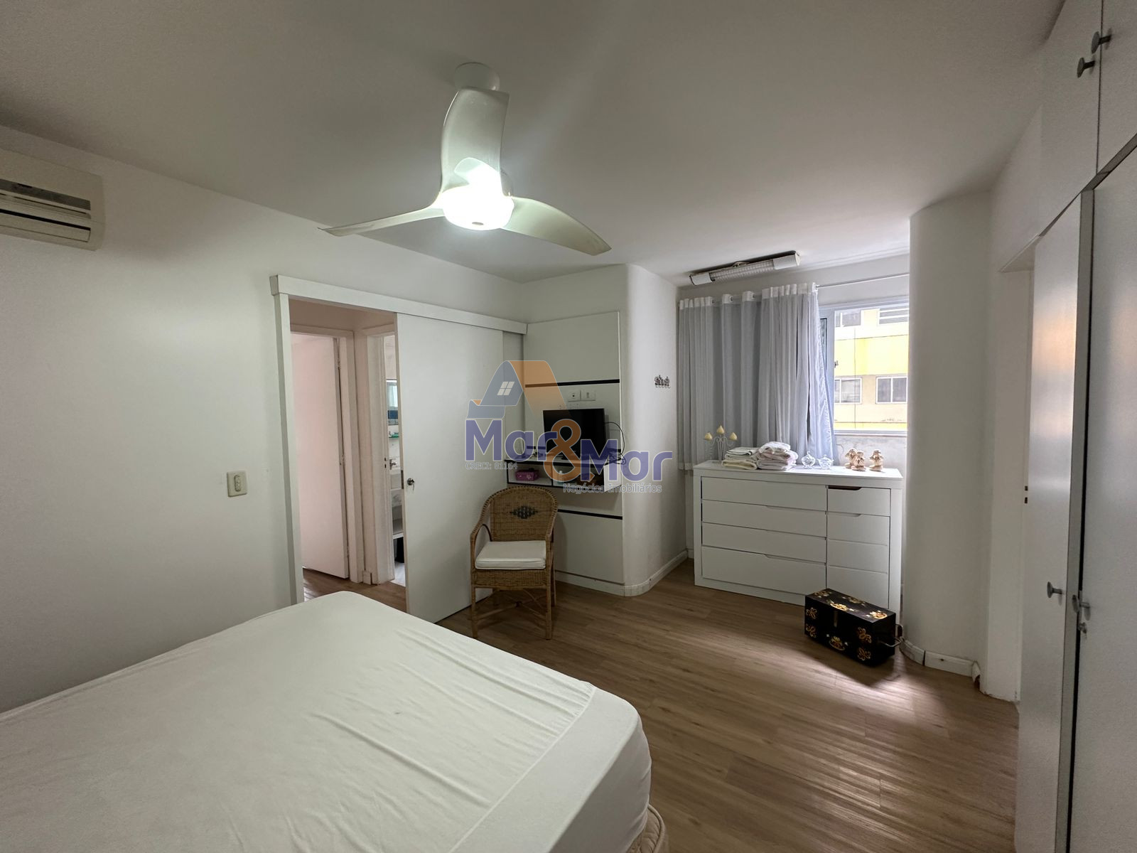 Apartamento na Praia das Pitangueiras, Guarujá - SP