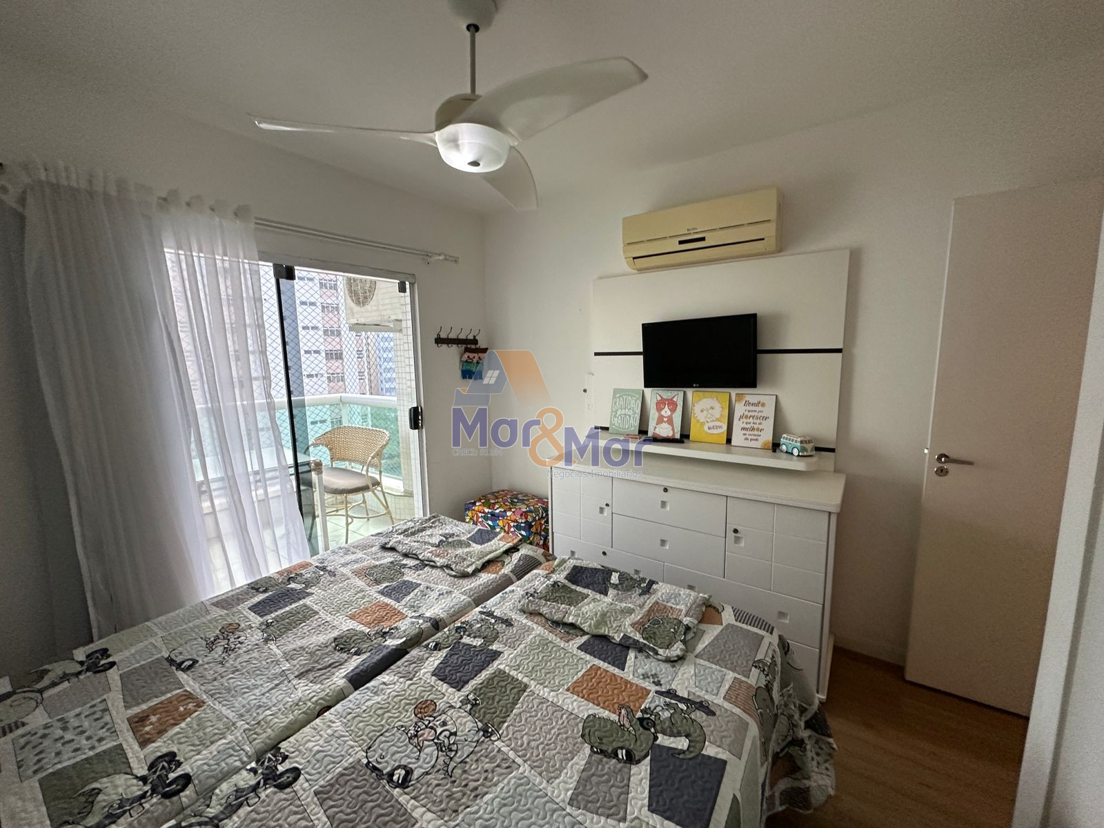 Apartamento na Praia das Pitangueiras, Guarujá - SP