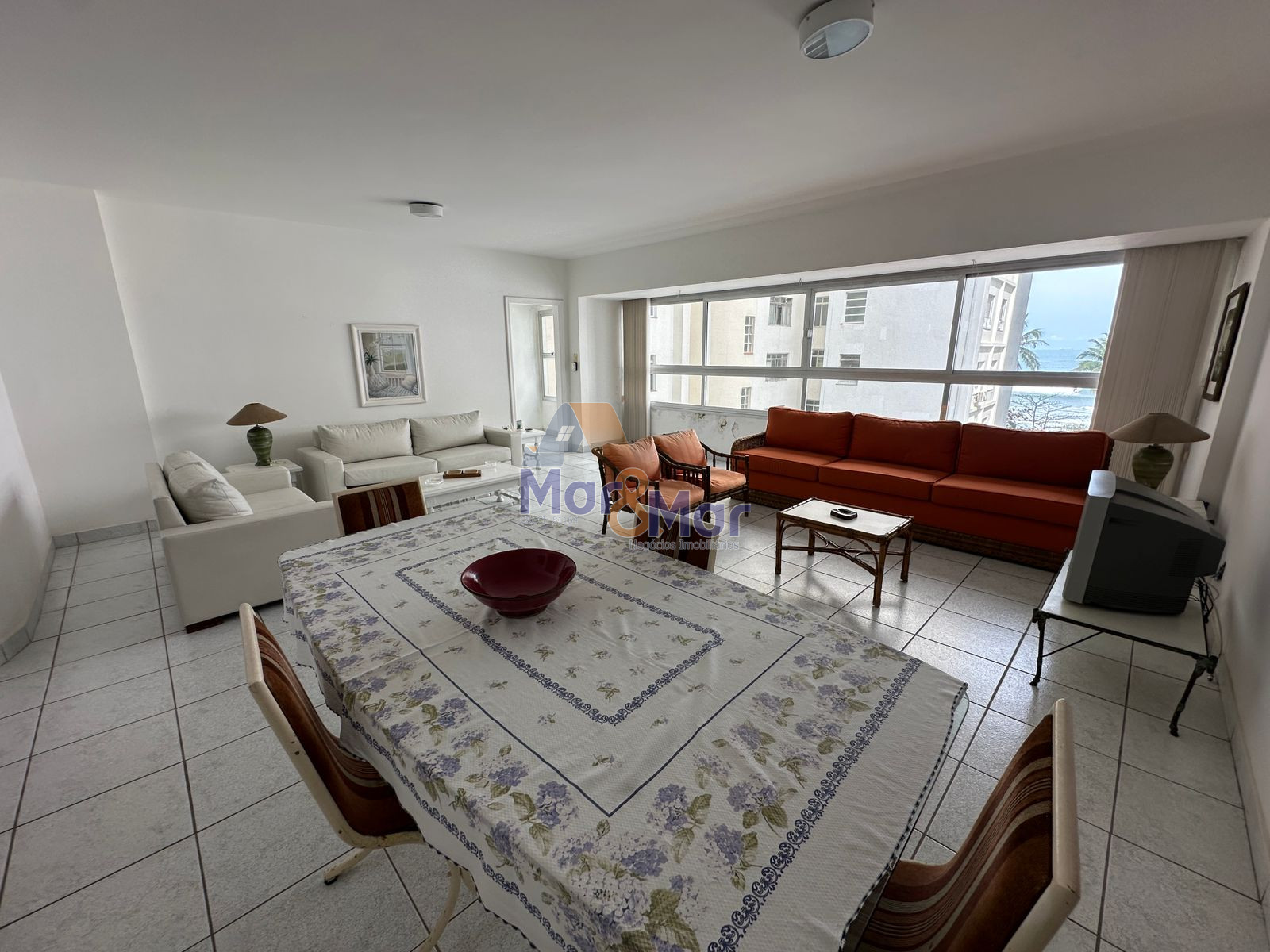 Apartamento na Praia das Pitangueiras, Guarujá - SP