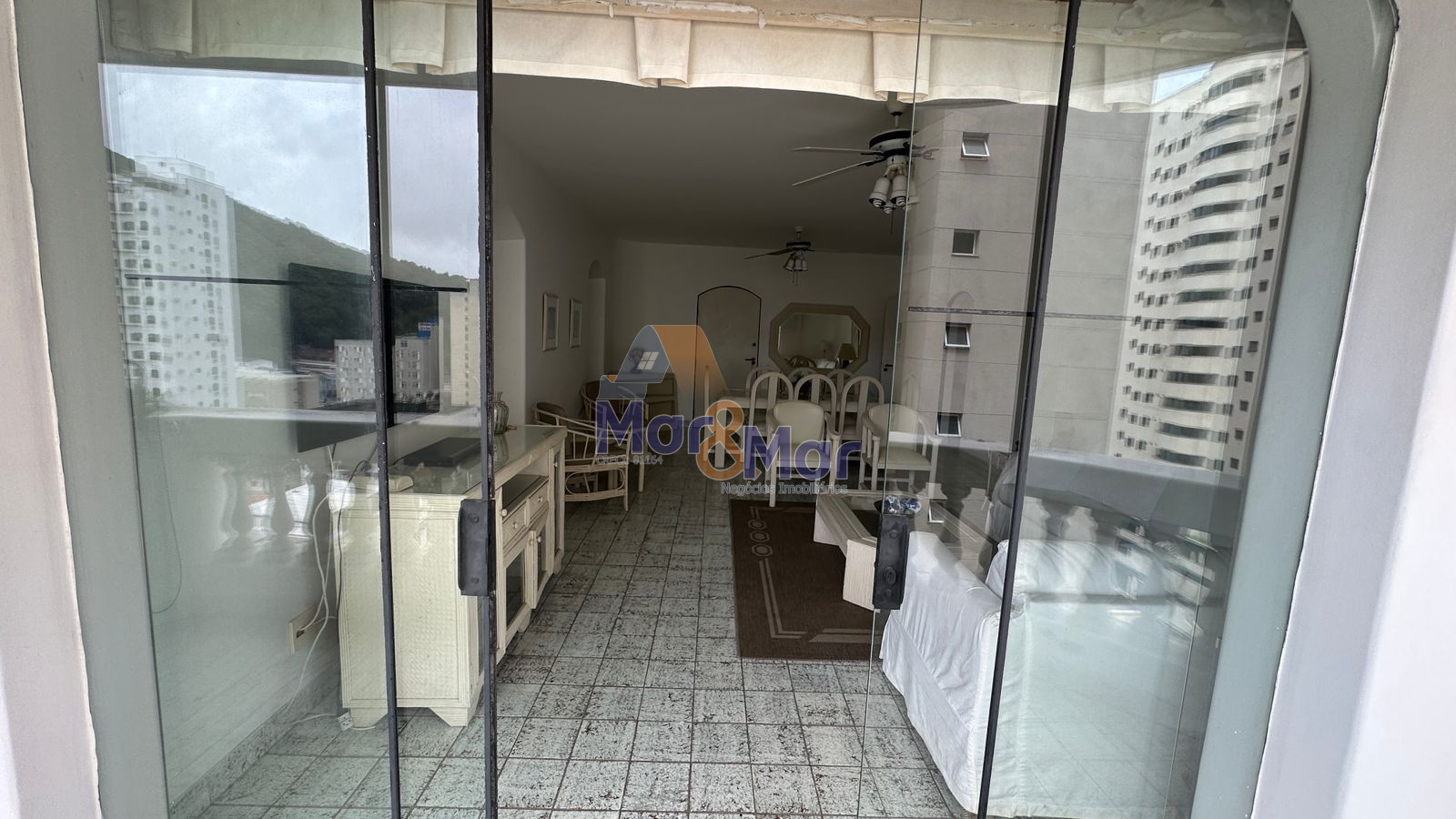 Apartamento na Praia das Pitangueiras, Guarujá - SP