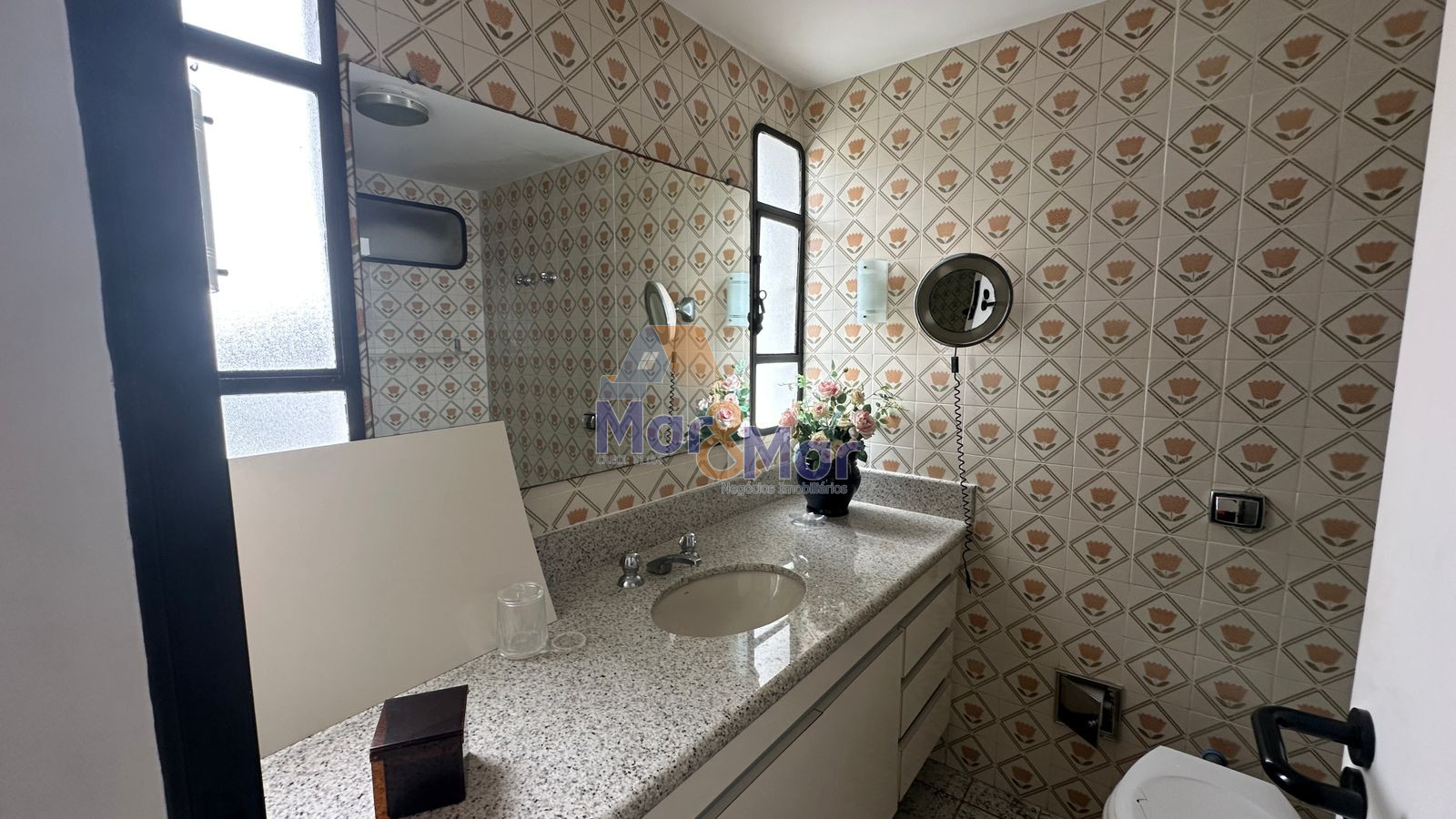 Apartamento na Praia das Pitangueiras, Guarujá - SP
