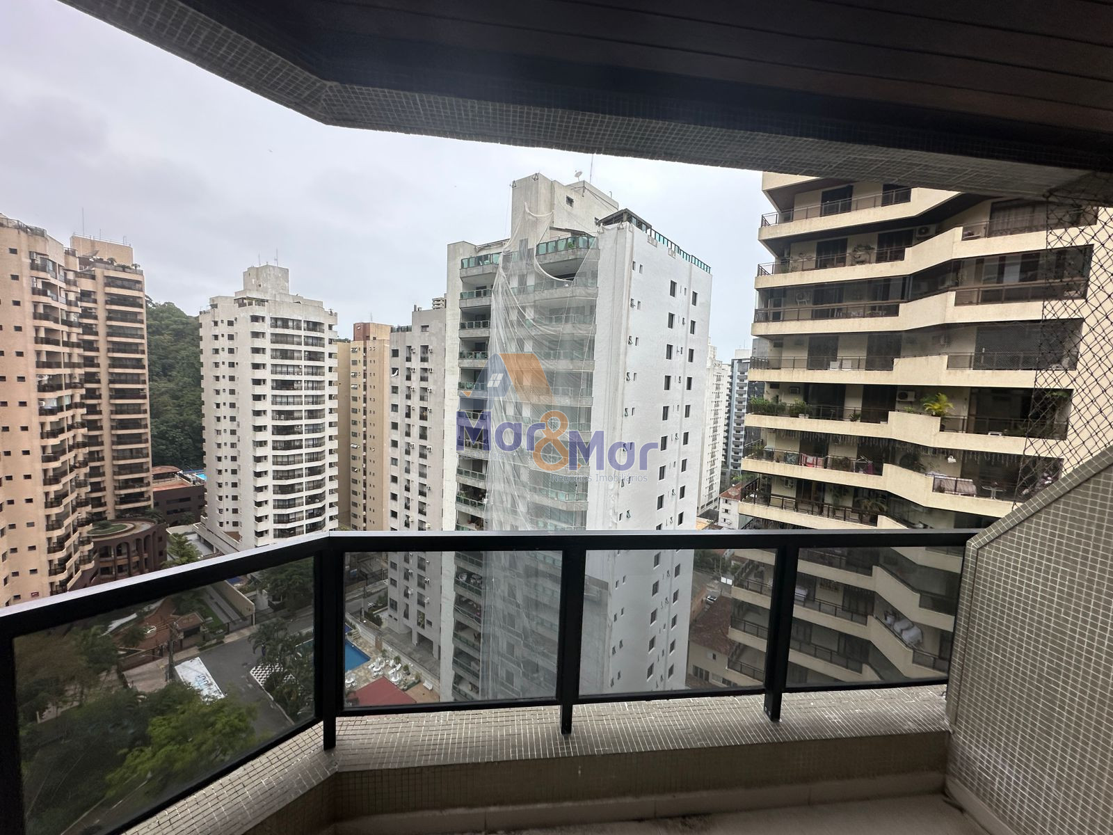 Apartamento na Praia das Pitangueiras, Guarujá - SP