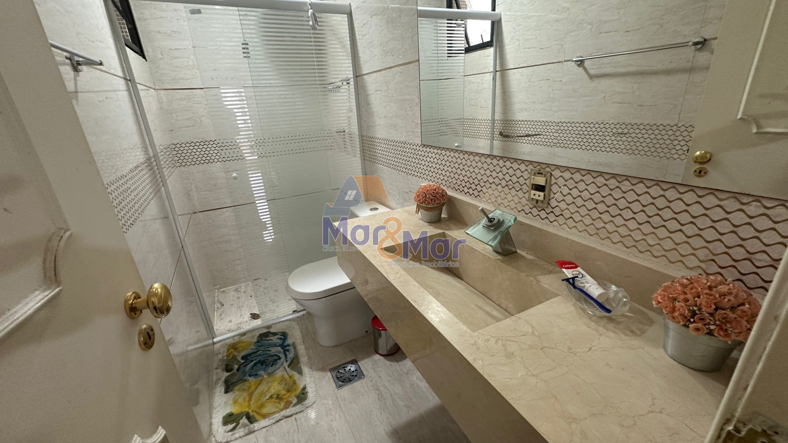 Apartamento na Praia das Pitangueiras, Guarujá - SP