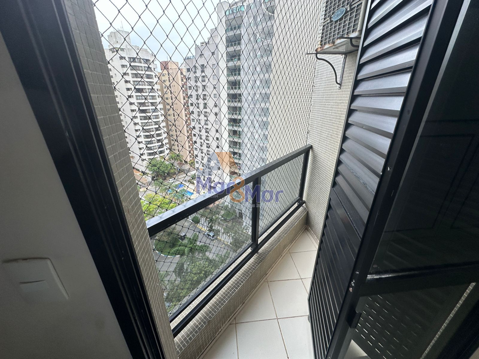 Apartamento na Praia das Pitangueiras, Guarujá - SP