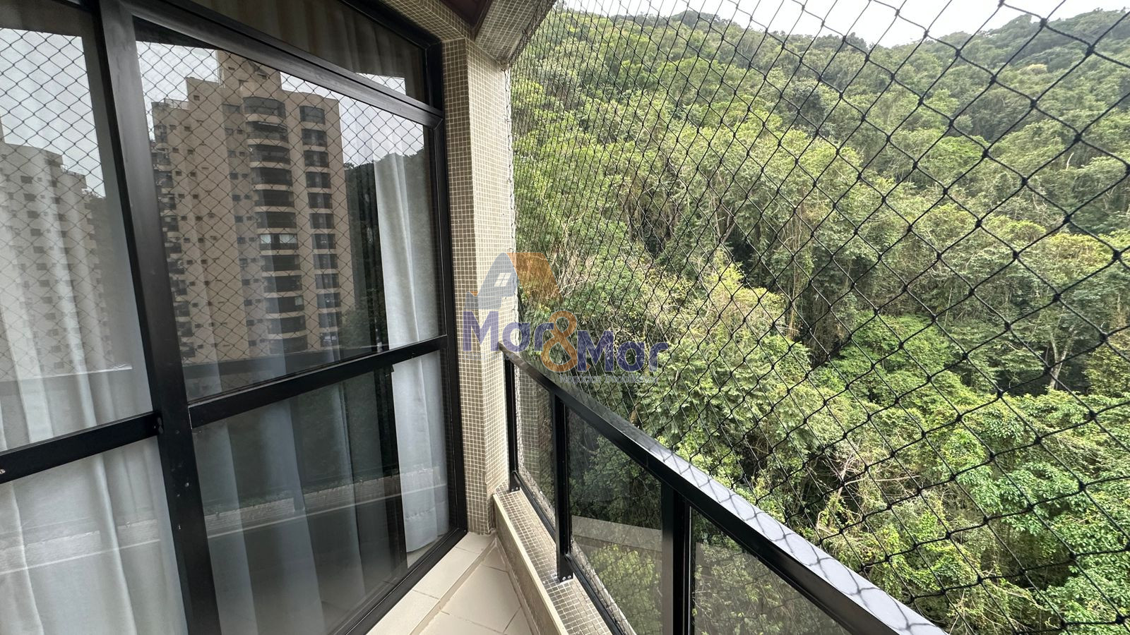 Apartamento na Praia das Pitangueiras, Guarujá - SP