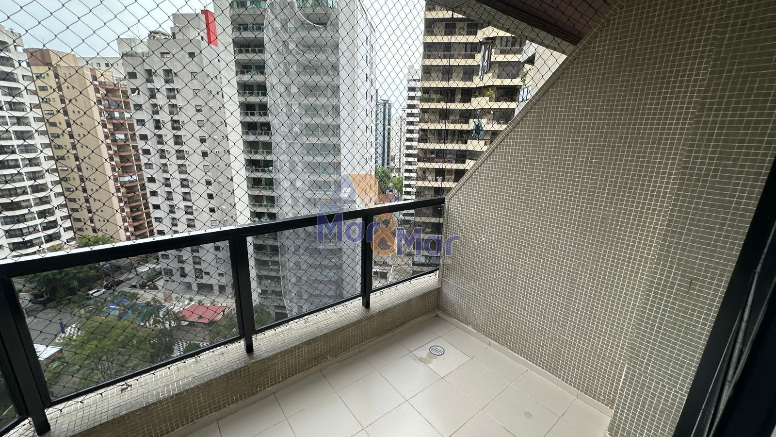 Apartamento na Praia das Pitangueiras, Guarujá - SP