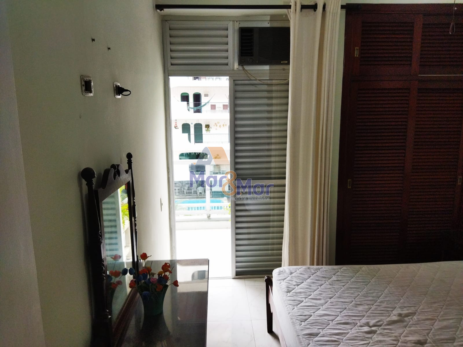 Apartamento na Praia das Pitangueiras, Guarujá - SP