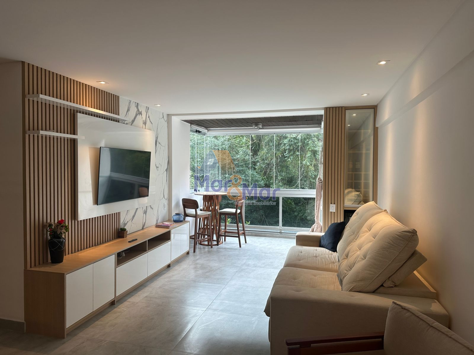 Apartamento na Praia das Pitangueiras, Guarujá - SP