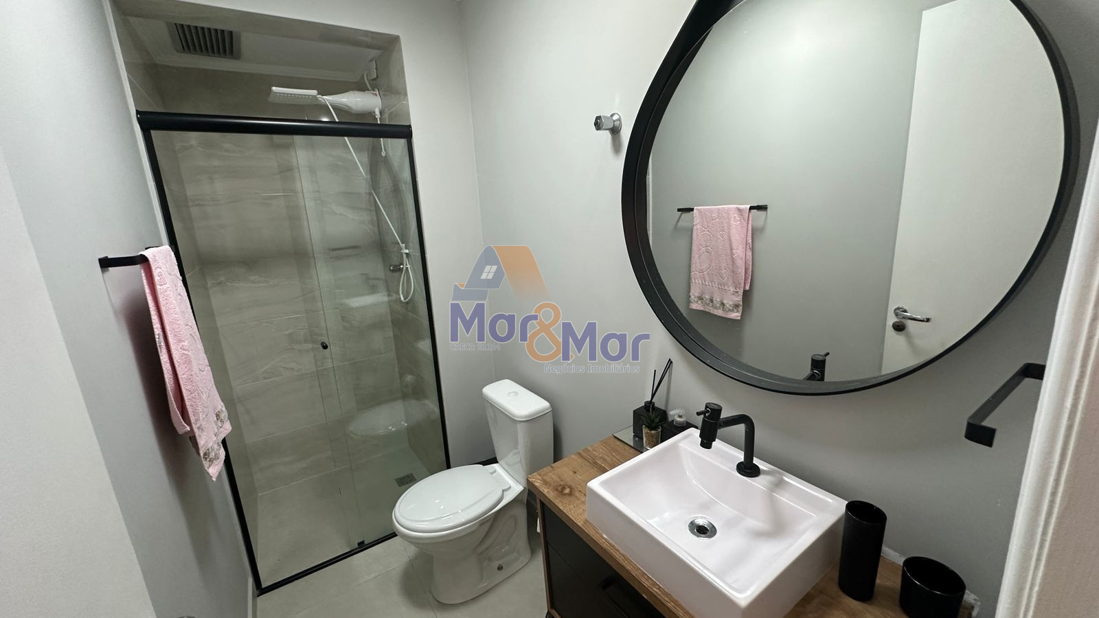 Apartamento na Praia das Pitangueiras, Guarujá - SP