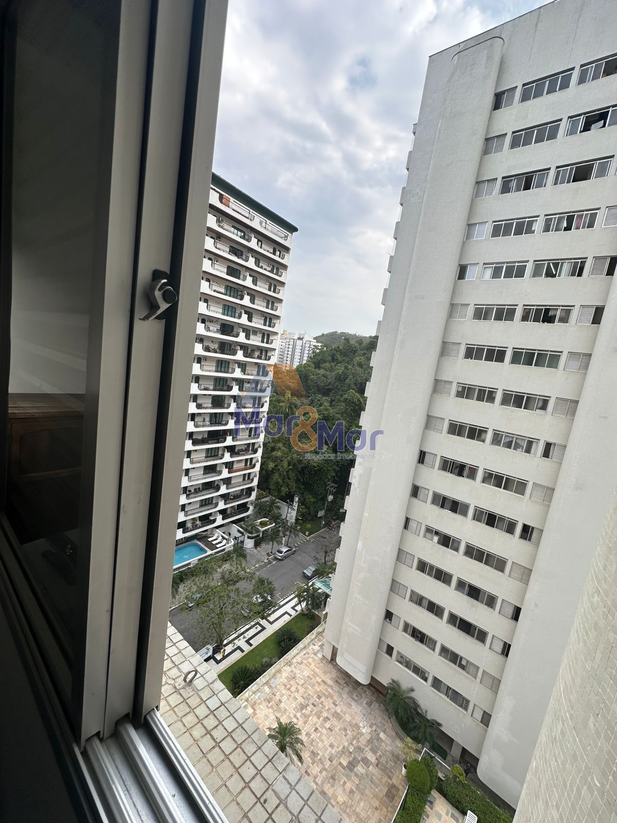 Apartamento na Praia das Pitangueiras, Guarujá - SP