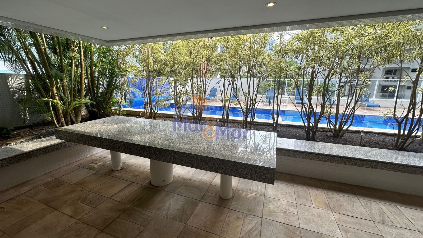 Apartamento na Praia das Pitangueiras, Guarujá - SP