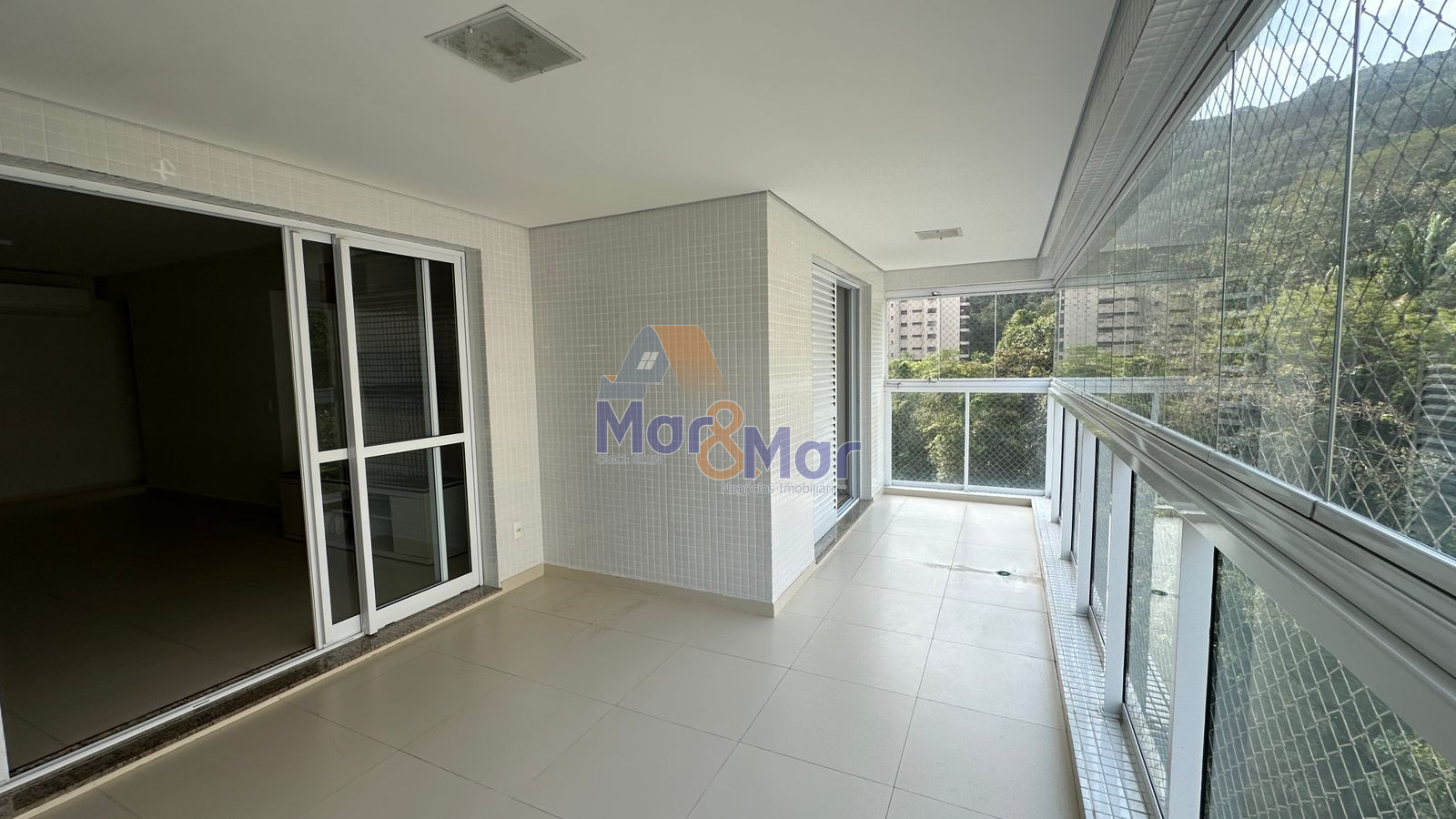 Apartamento na Praia das Pitangueiras, Guarujá - SP