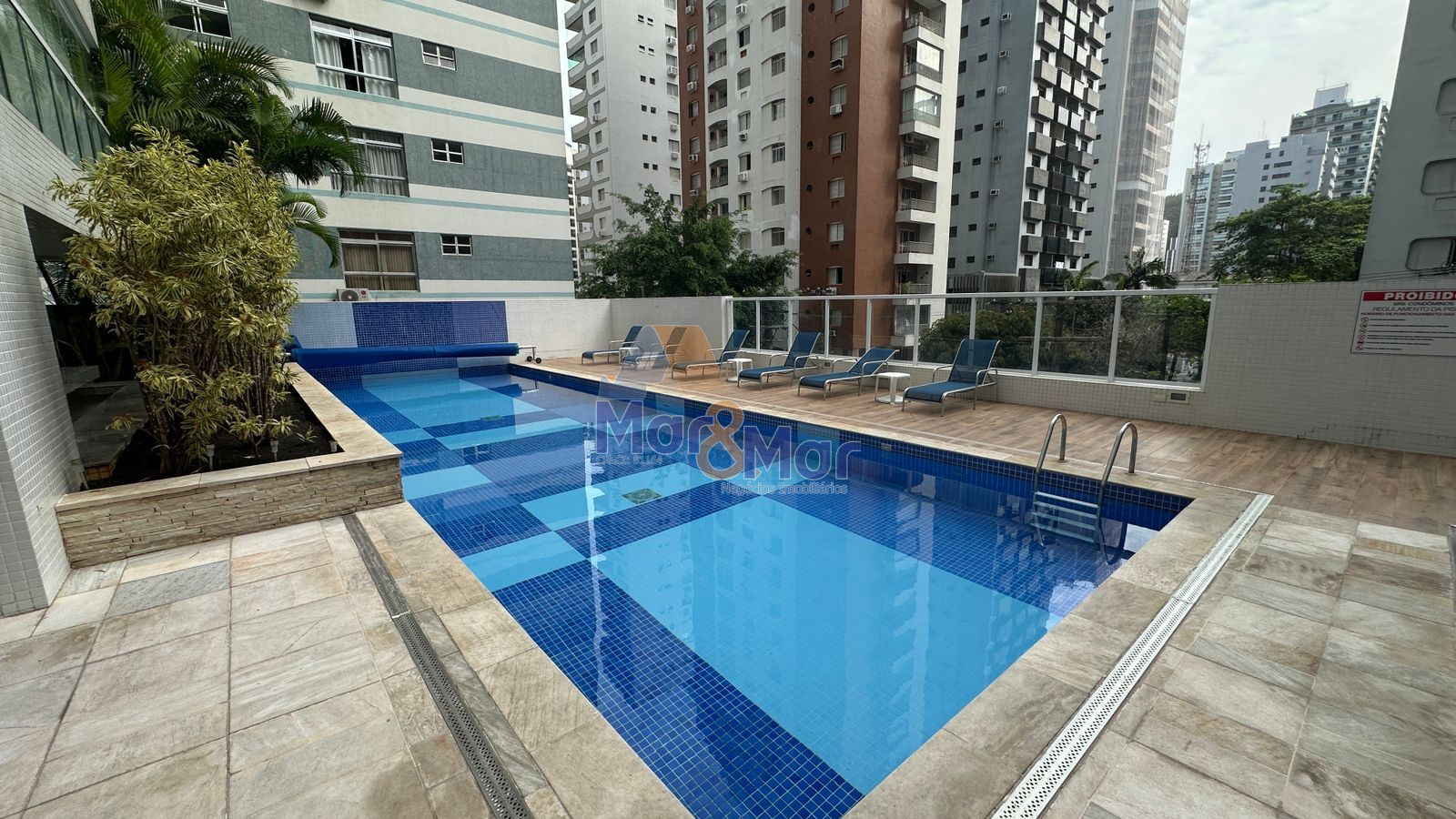 Apartamento na Praia das Pitangueiras, Guarujá - SP
