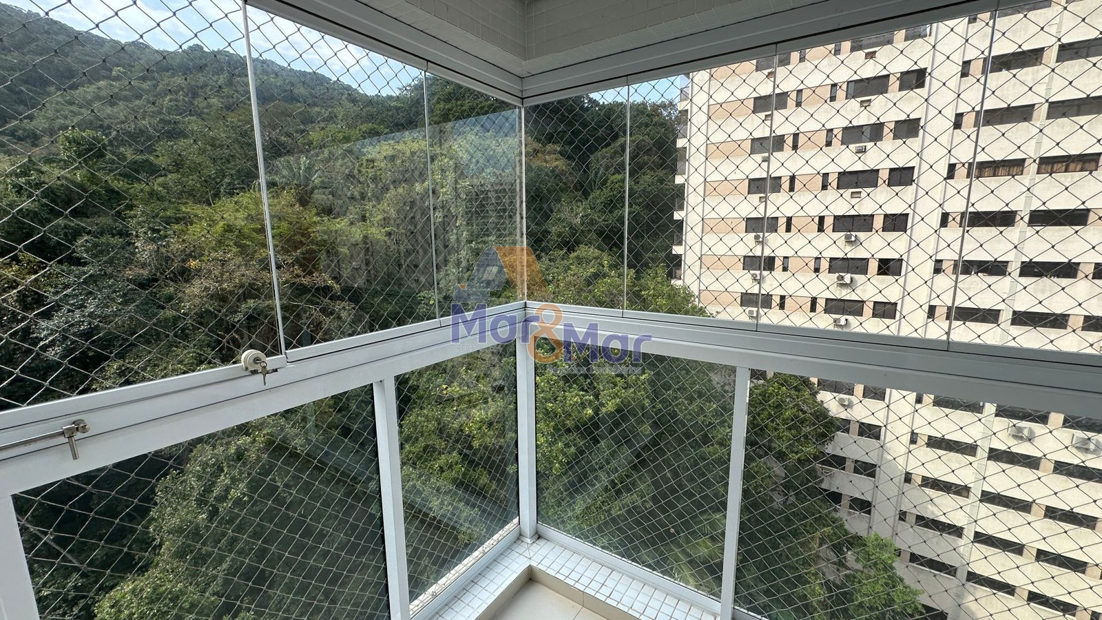 Apartamento na Praia das Pitangueiras, Guarujá - SP