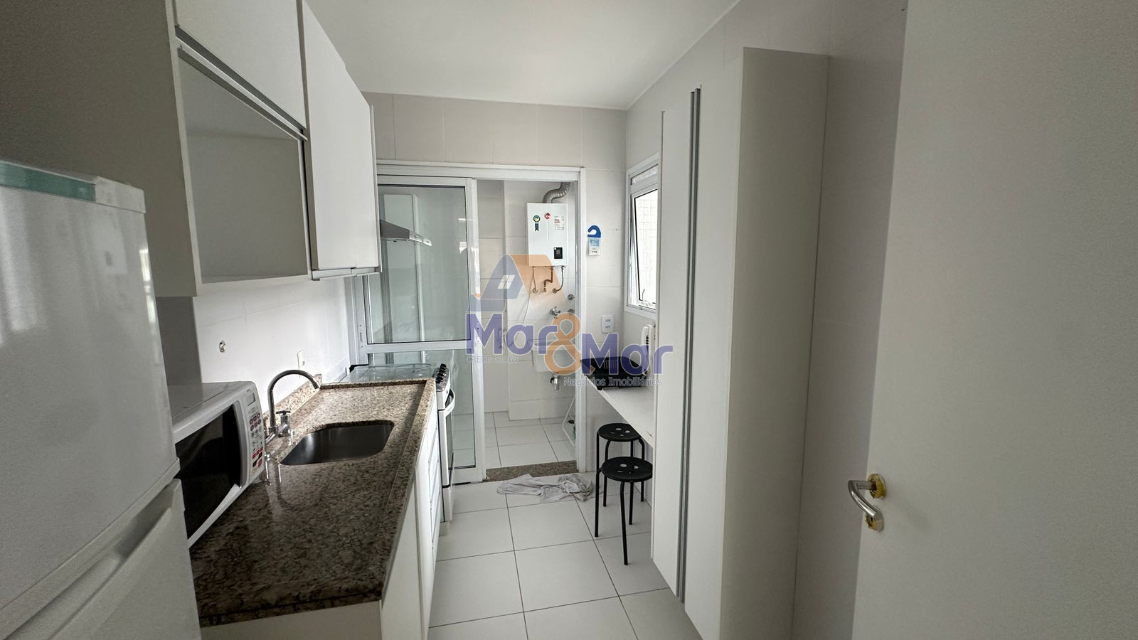 Apartamento na Praia das Pitangueiras, Guarujá - SP