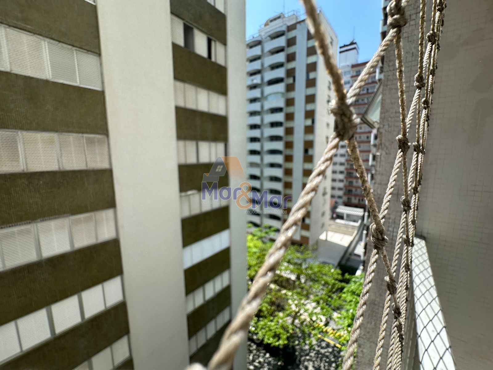 Apartamento na Praia das Pitangueiras, Guarujá - SP
