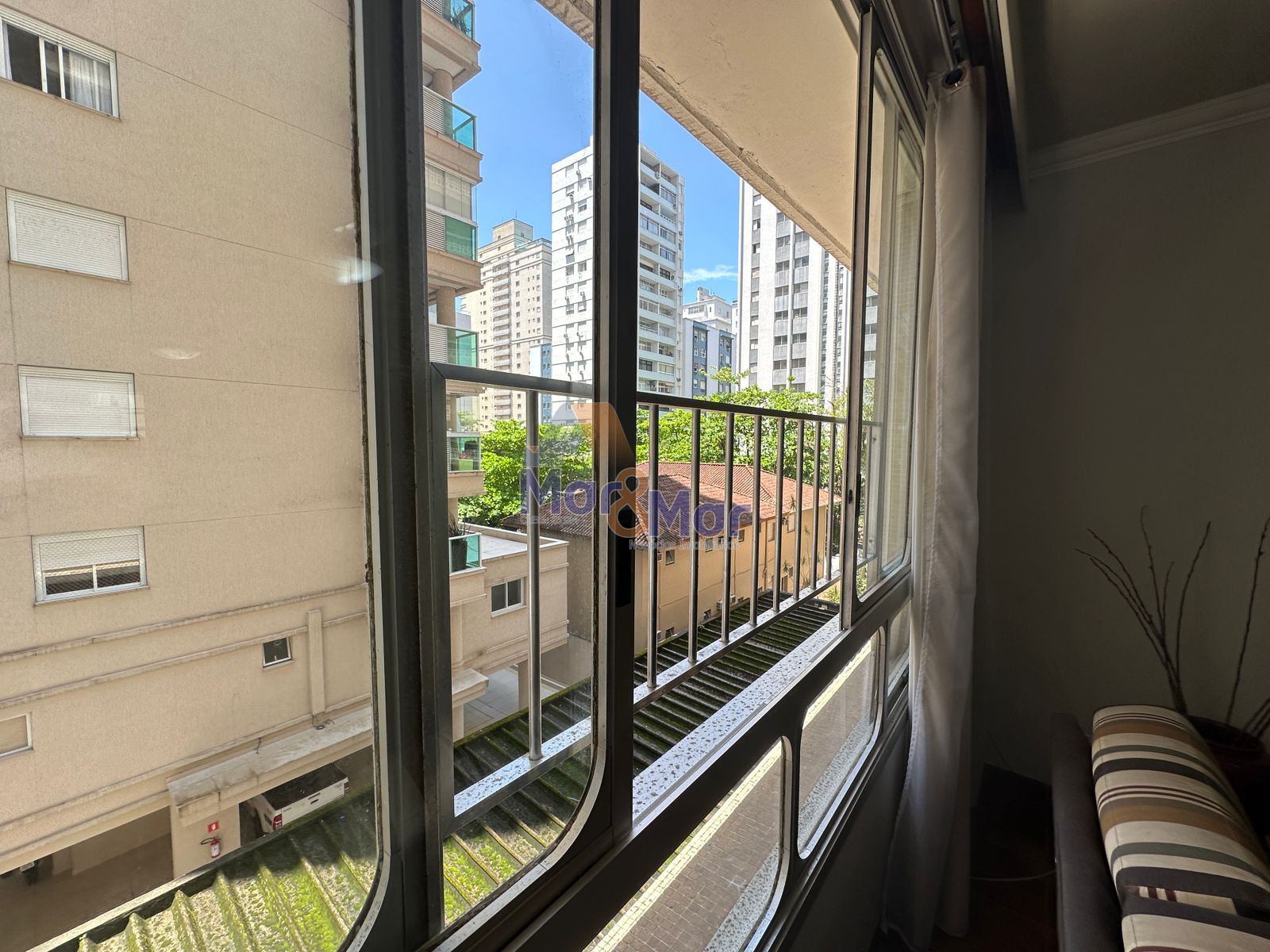 Apartamento na Praia das Pitangueiras, Guarujá - SP
