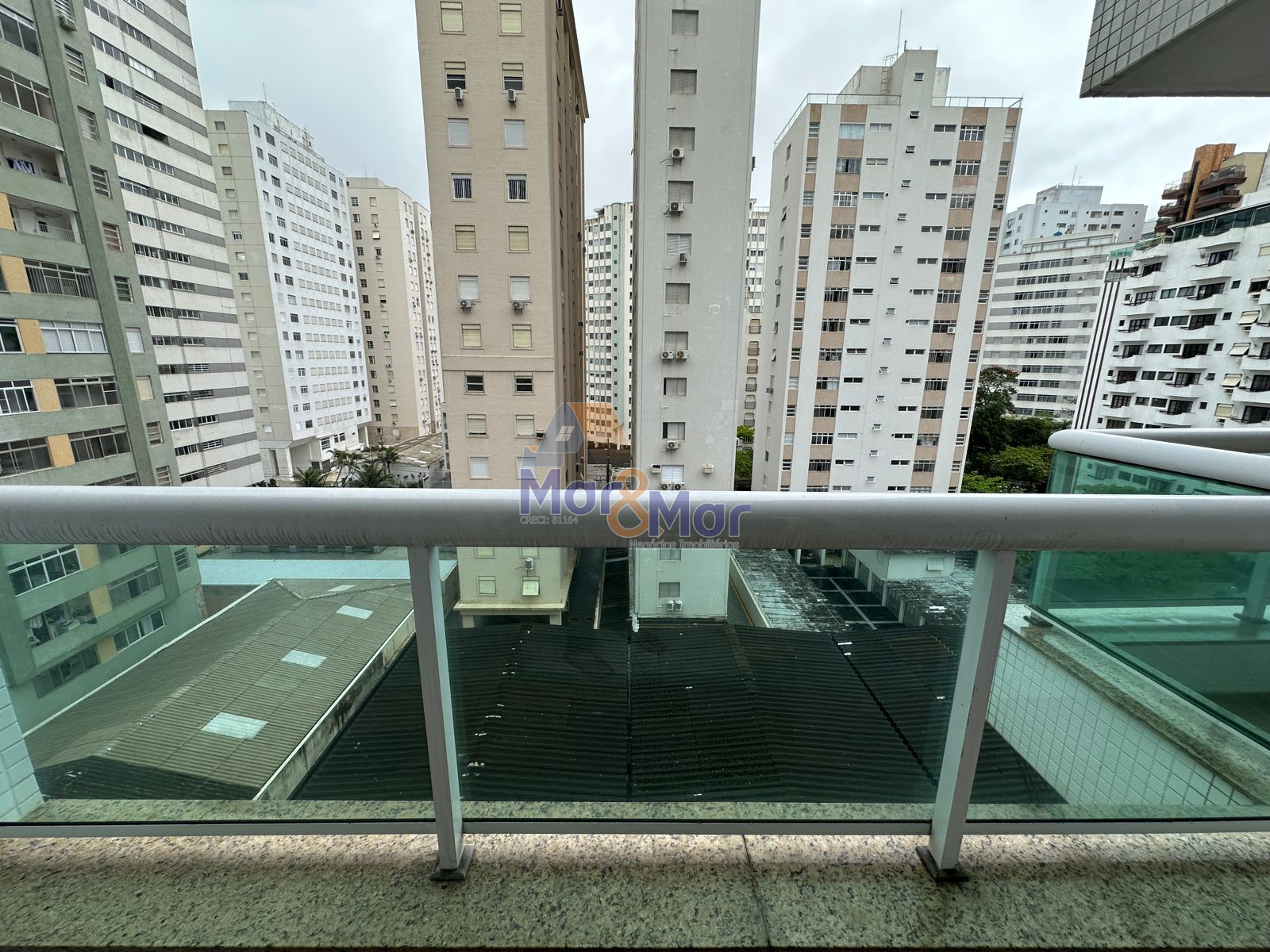 Apartamento na Praia das Pitangueiras, Guarujá - SP