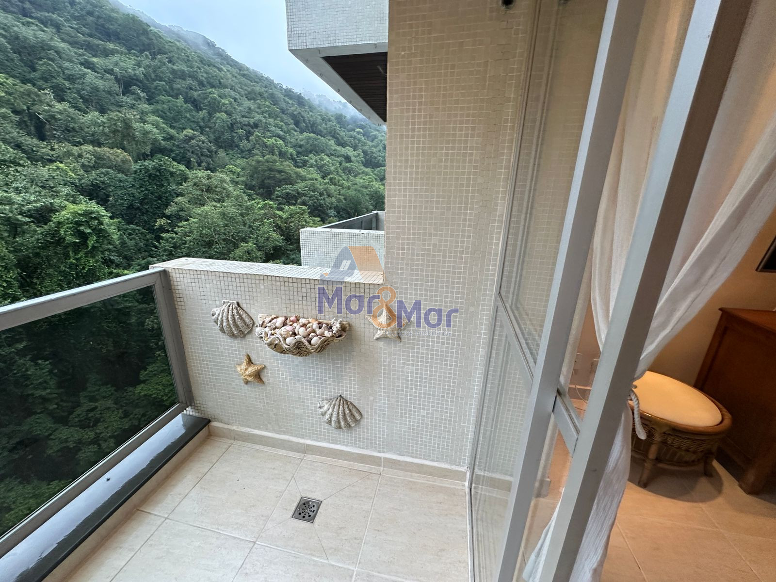 Apartamento na Praia das Pitangueiras, Guarujá - SP
