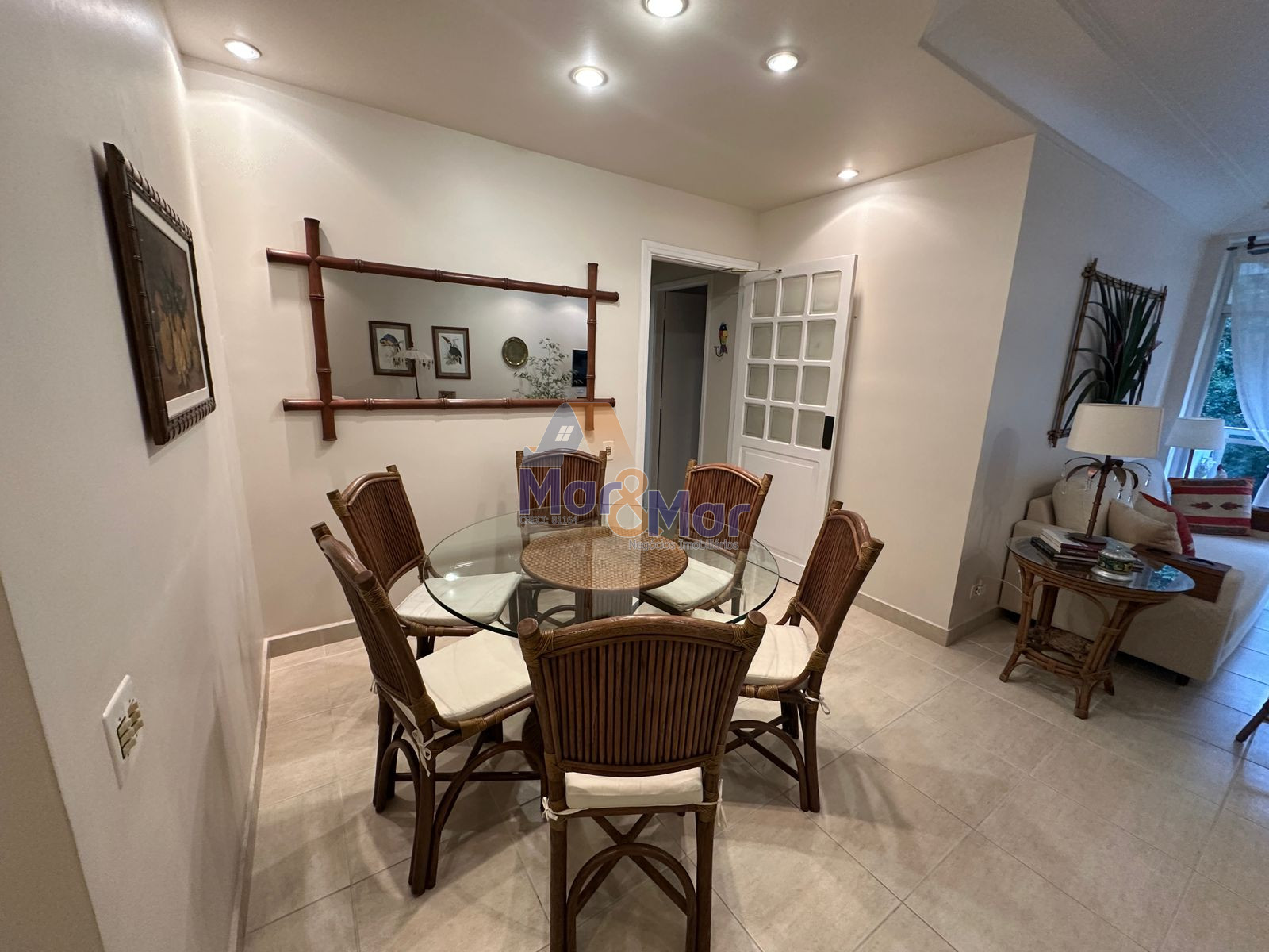 Apartamento na Praia das Pitangueiras, Guarujá - SP