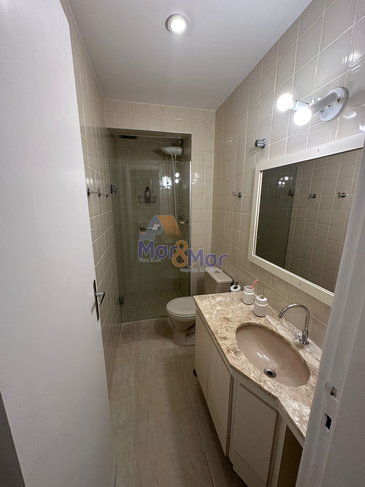 Apartamento na Praia das Pitangueiras, Guarujá - SP