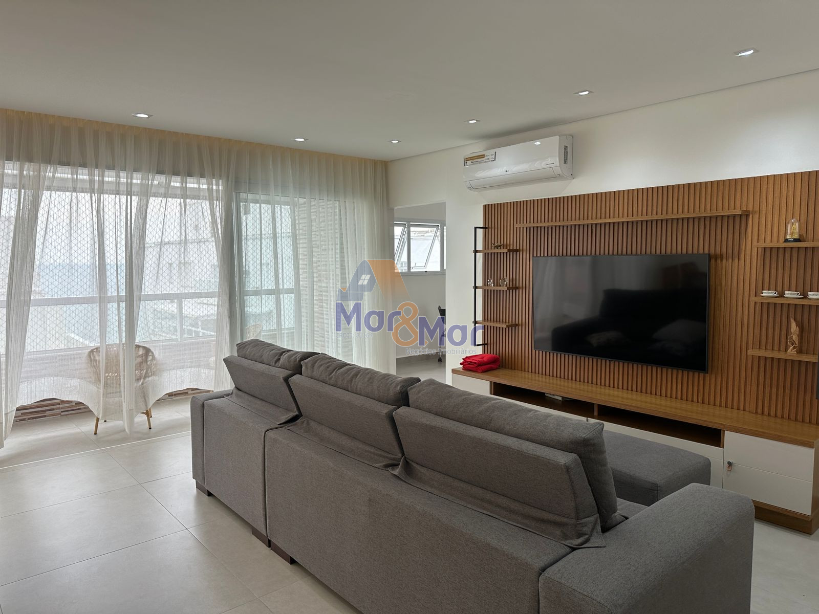 Apartamento na Praia das Pitangueiras, Guarujá - SP