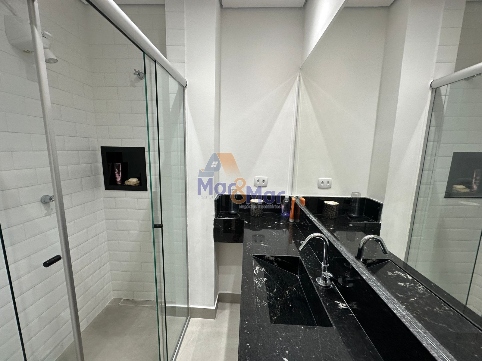 Apartamento na Praia das Pitangueiras, Guarujá - SP