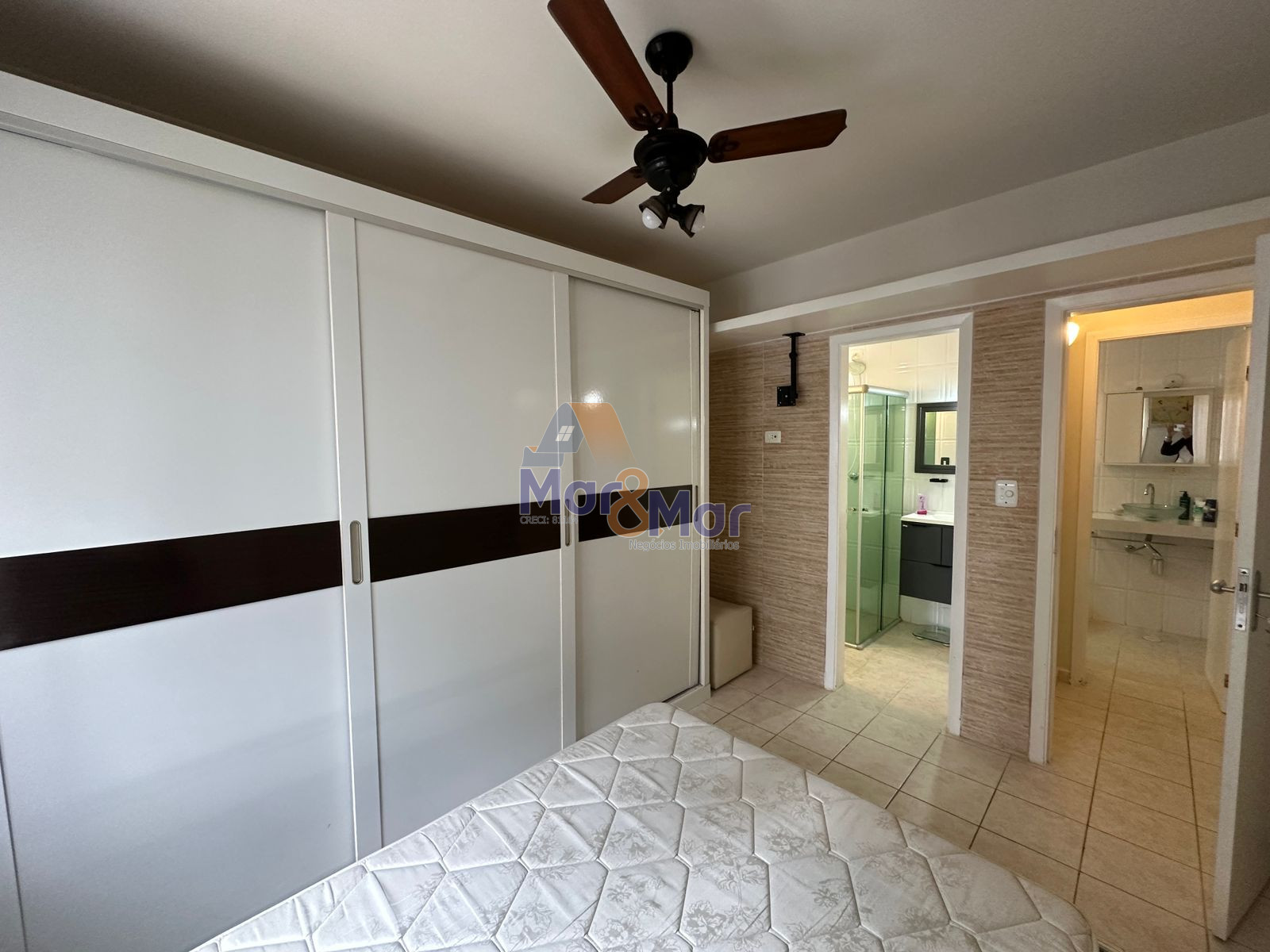 Apartamento na Praia das Pitangueiras, Guarujá - SP