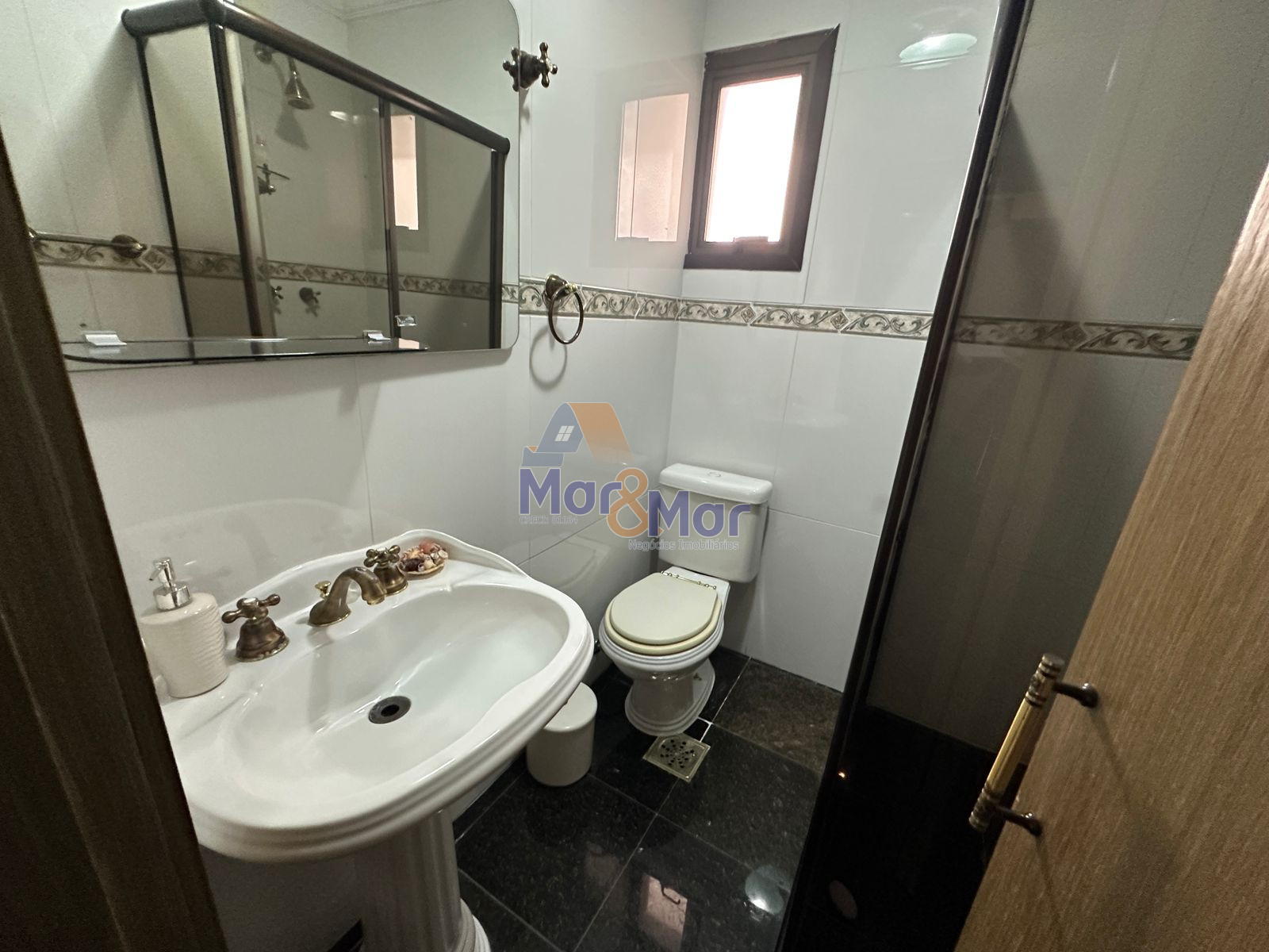 Apartamento na Praia das Pitangueiras, Guarujá - SP
