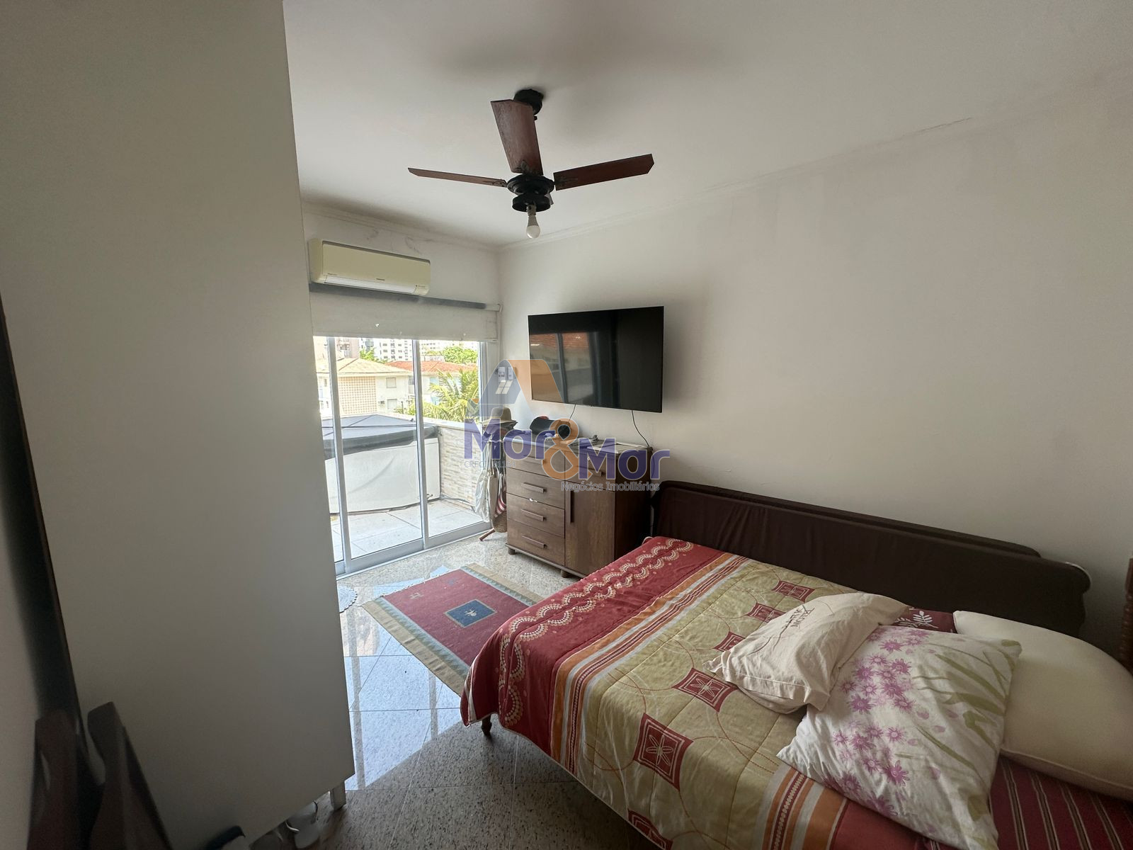 Apartamento na Praia das Pitangueiras, Guarujá - SP