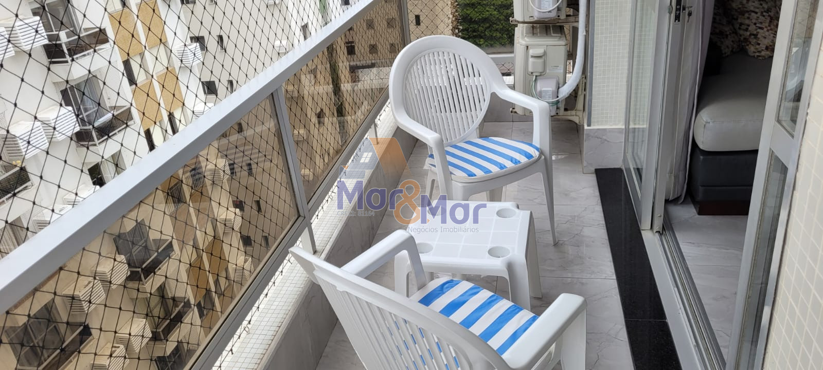 Apartamento na Praia das Pitangueiras, Guarujá - SP