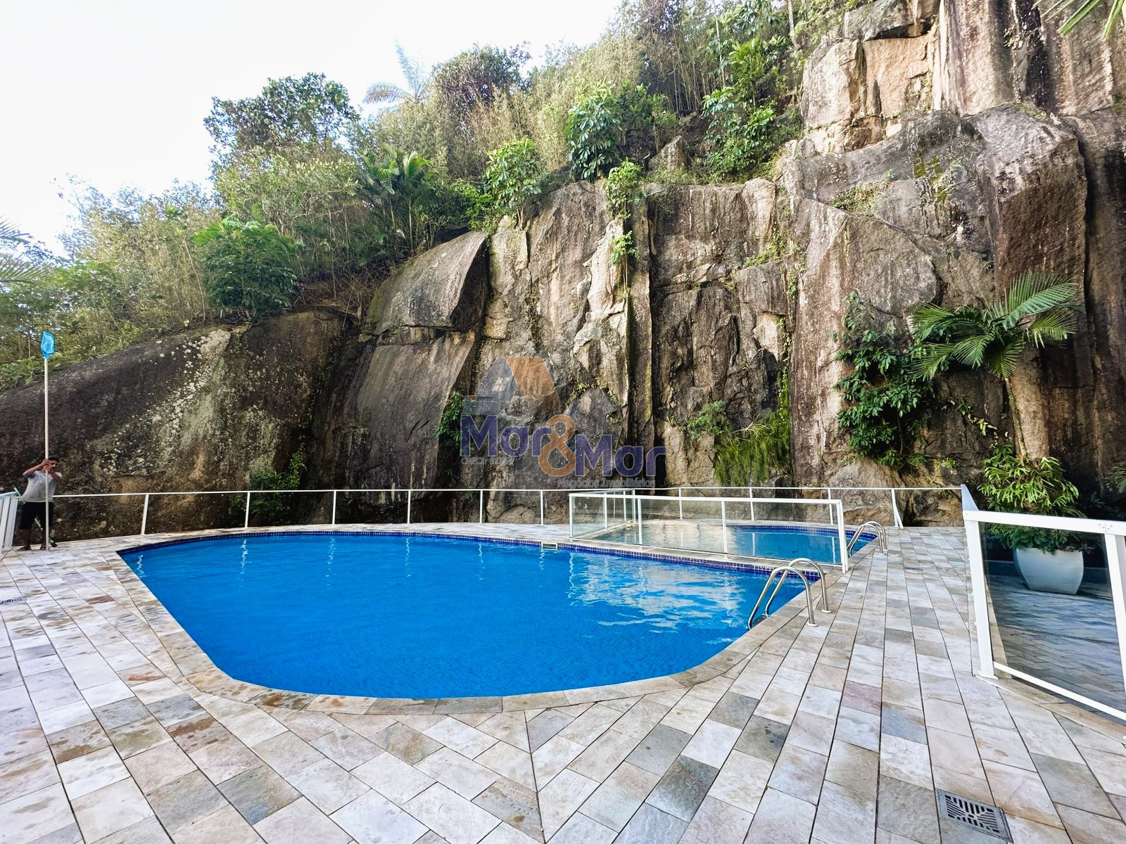 Apartamento na Praia das Pitangueiras, Guarujá - SP