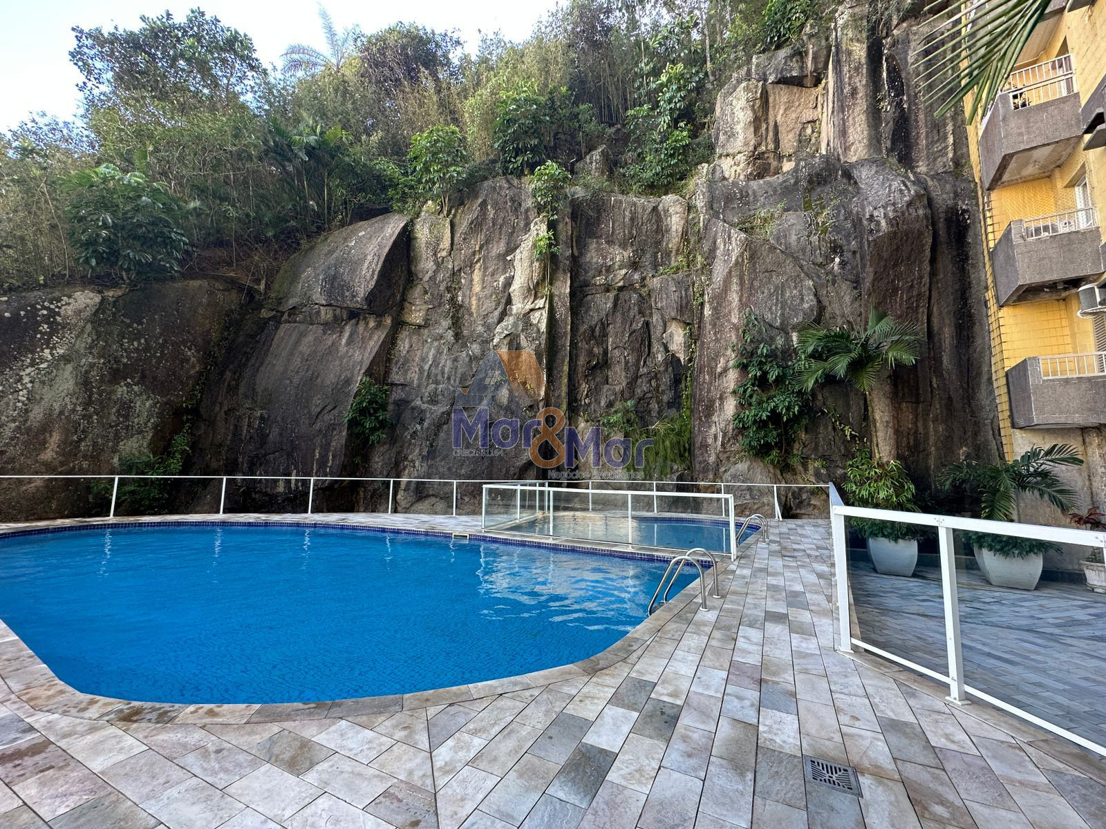 Apartamento na Praia das Pitangueiras, Guarujá - SP