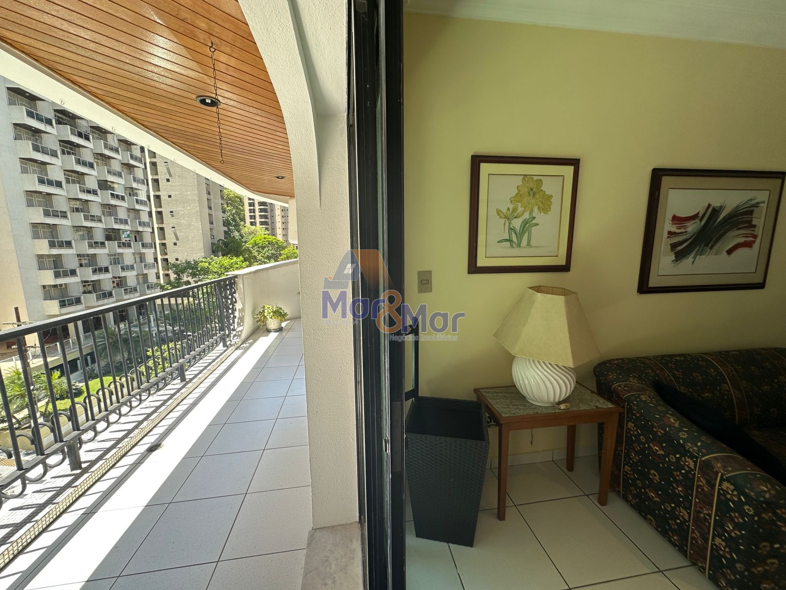 Apartamento na Praia das Pitangueiras, Guarujá - SP
