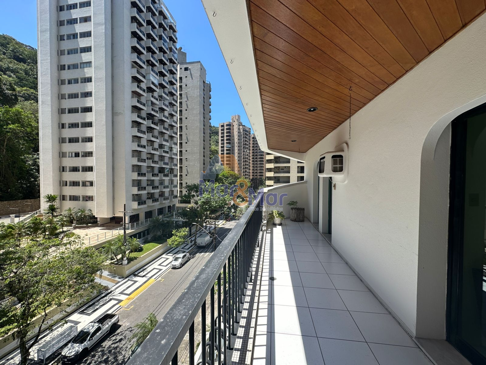 Apartamento na Praia das Pitangueiras, Guarujá - SP